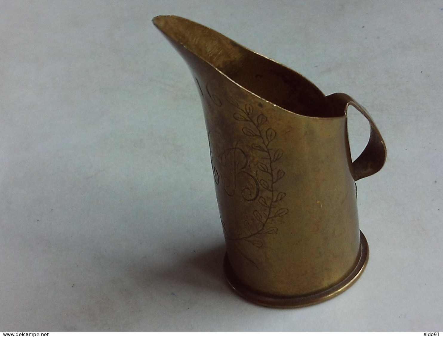 (Militaria - Objet de poilu..) - Petit " Pichet monogrammé M B + 1916 "  (mesure, pot à lait ??)......dans douille 37-85