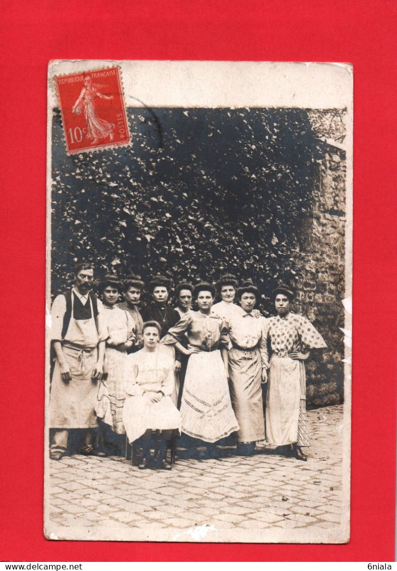 F 21552 Belle Carte Photo à Identifier  Personnel  D'un Hôtel Ou Restaurant ?  10 Personnes ( Lingère Linge )( 2 Scans) - Fotos