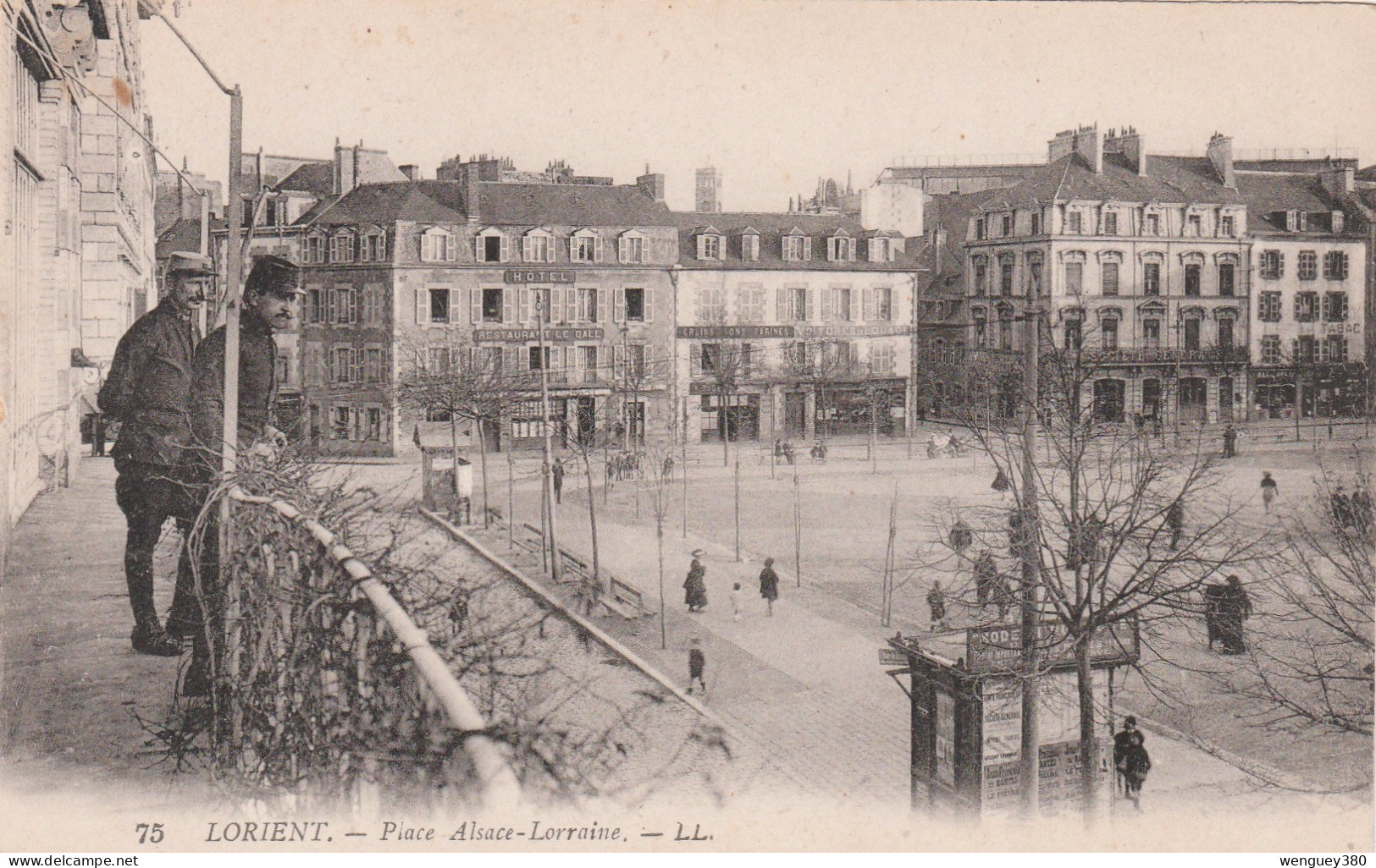 56 LORIENT   Militaires  Observant La Place Alsace-Lorraine     TB PLAN  Env. 1910.            RARE - Lorient