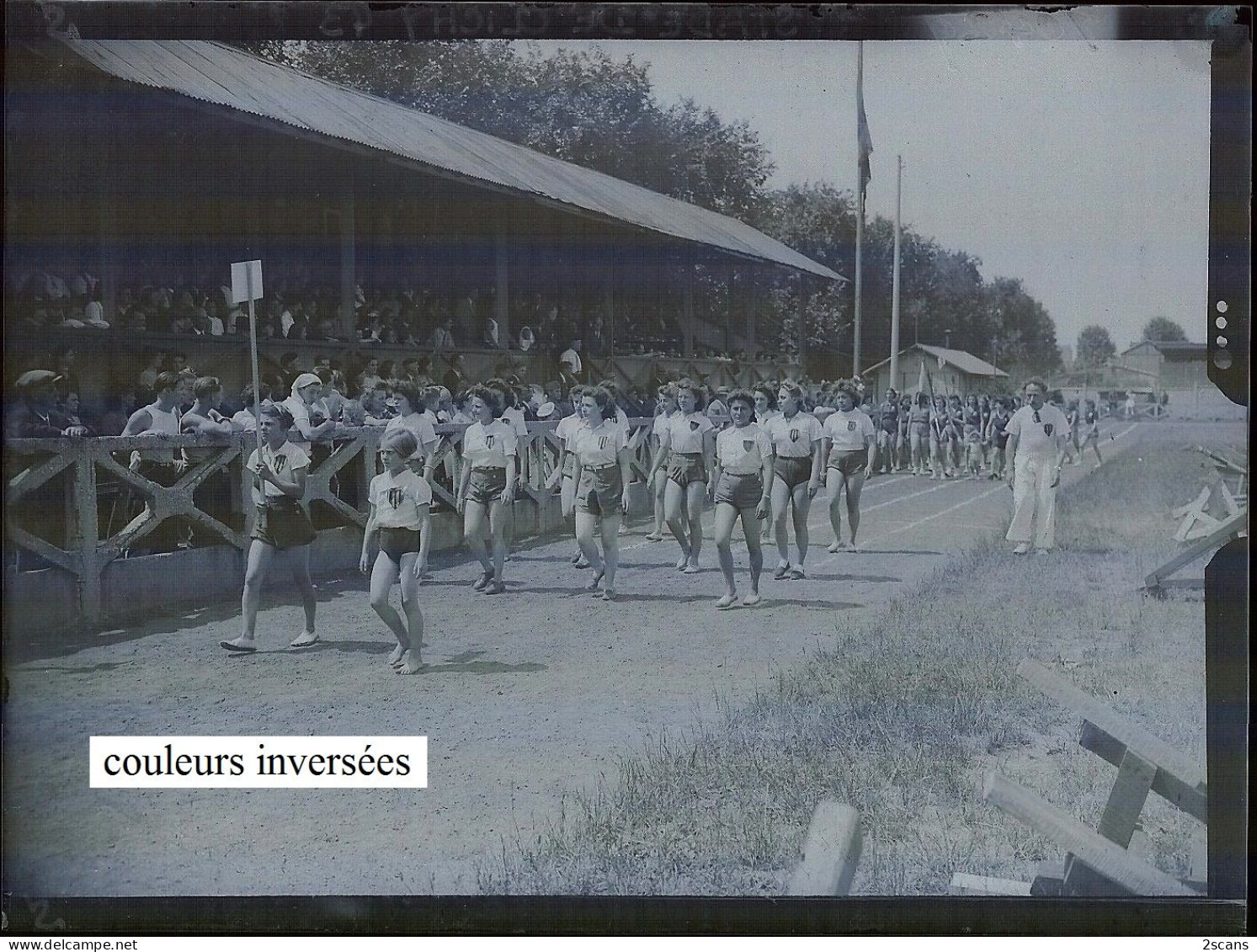 92 CLICHY - PLAQUE DE VERRE Ancienne (1943) - Stade, Gymnastique, Sport, DÉFILÉ DEVANT LES TRIBUNES, équipe à Identifier - Clichy