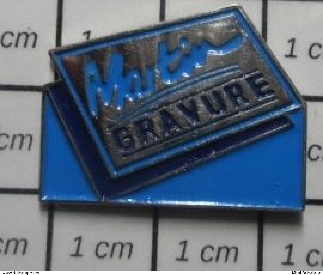 3517 Pin's Pins / Beau Et Rare / MARQUES / MATIN GRAVURE TAMPON ENCREUR - Marche