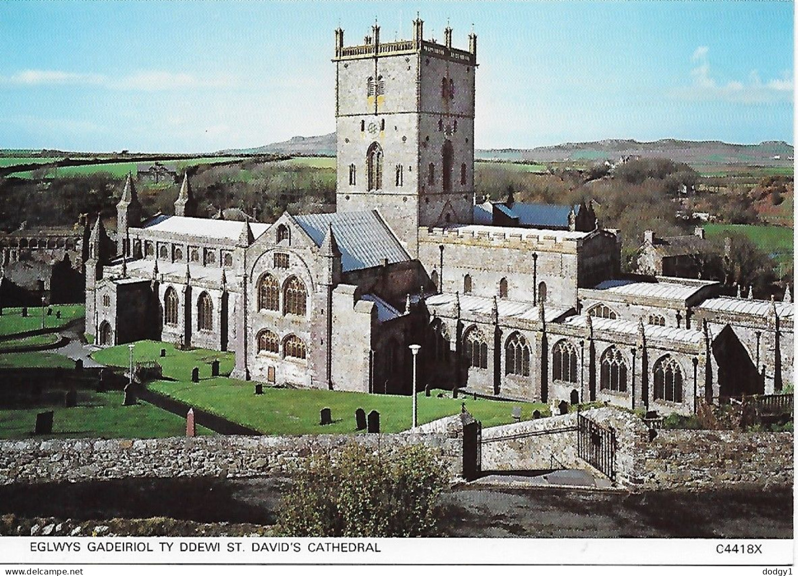 ST. DAVIDS CATHEDRAL, PEMBROKESHIRE, WALES. UNUSED POSTCARD Ms4 - Iglesias Y Las Madonnas