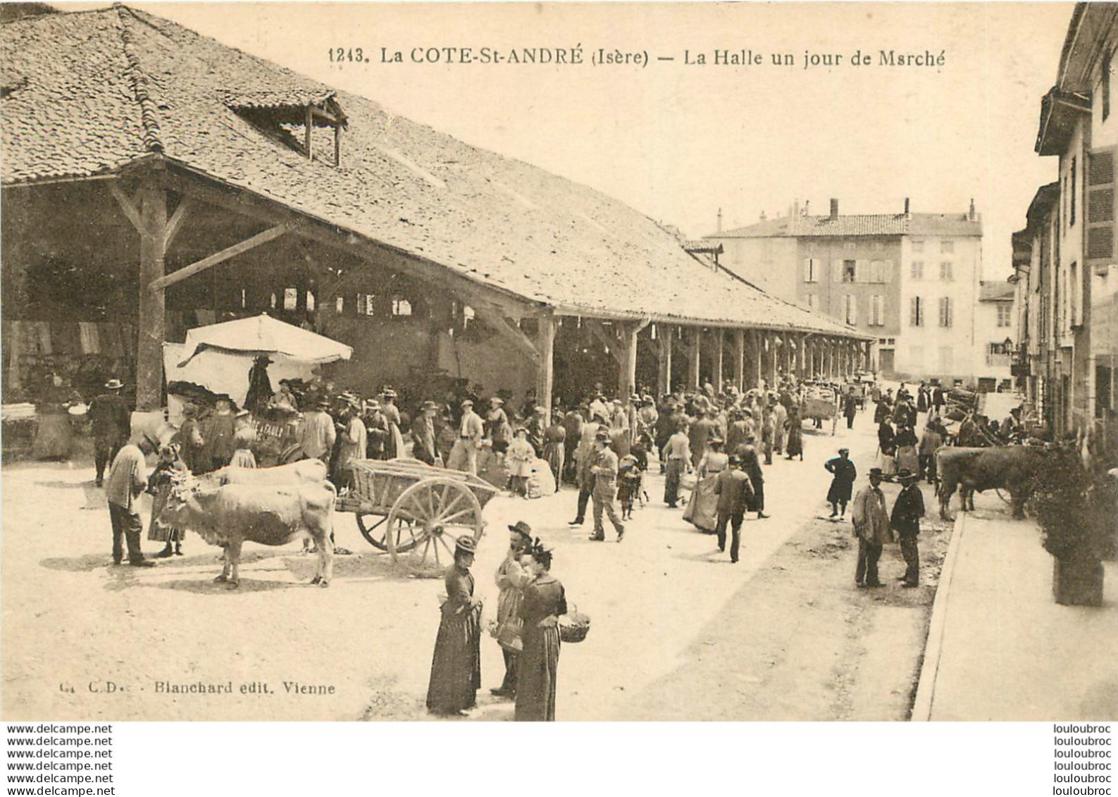 LA COTE ST ANDRE LA HALLE UN JOUR DE MARCHE - La Côte-Saint-André