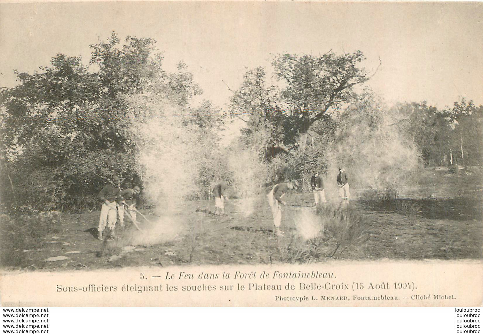 FONTAINEBLEAU LE FEU DANS LA FORET 1904 SOUS OFFICIERS ETEIGNANT LES SOUCHES - Fontainebleau