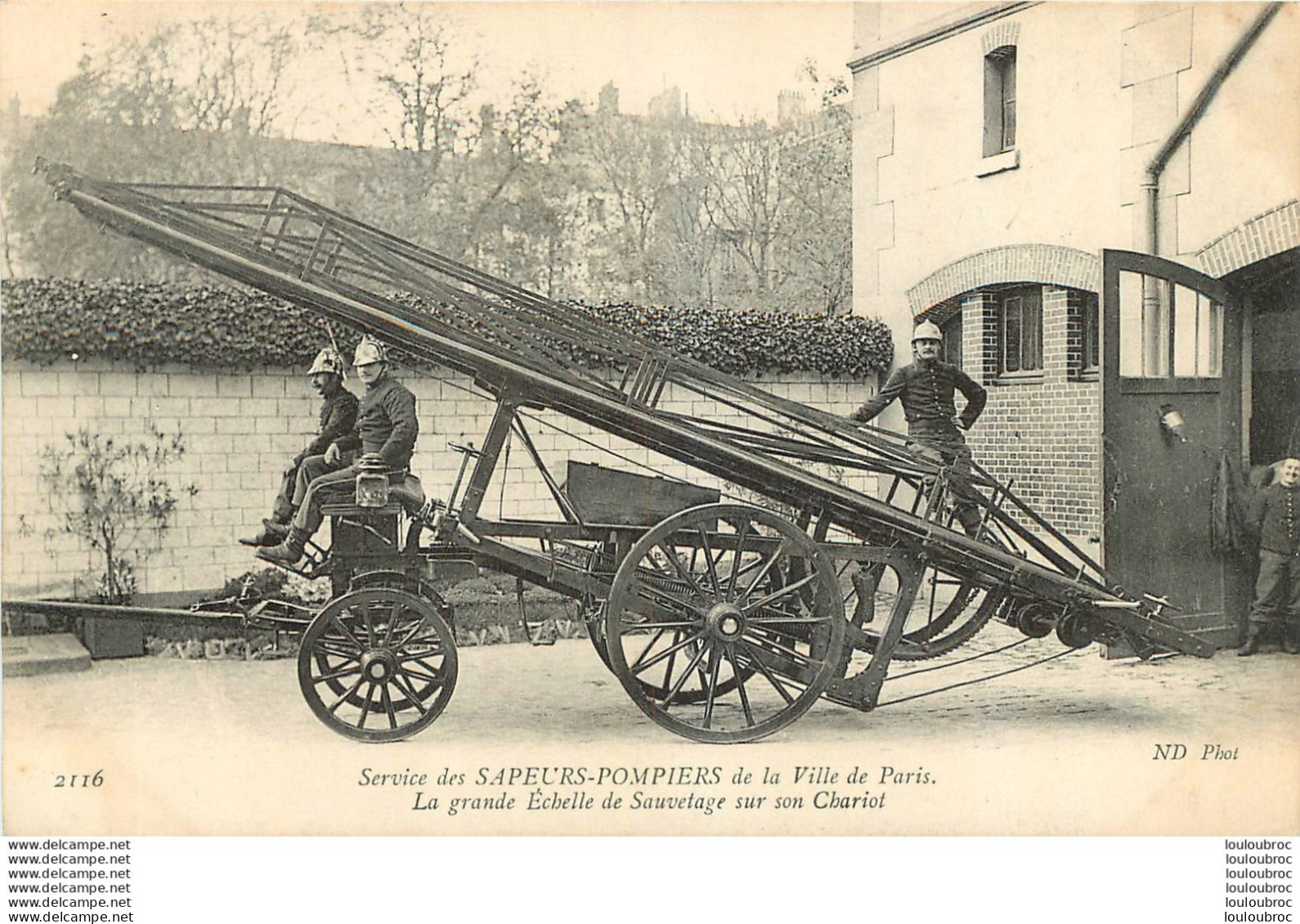 SERVICE DES SAPEURS POMPIERS DE PARIS LA GRANDE ECHELLE DE SAUVETAGE SUR SON CHARIOT - Brandweer