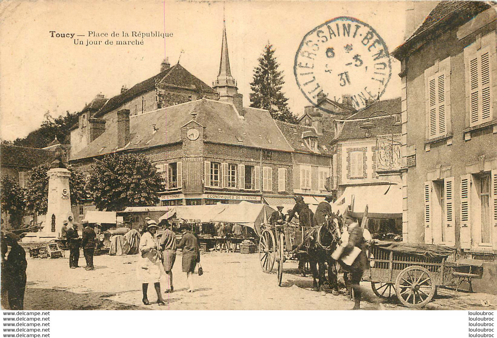 TOUCY PLACE DE LA REPUBLIQUE UN JOUR DE MARCHE - Toucy