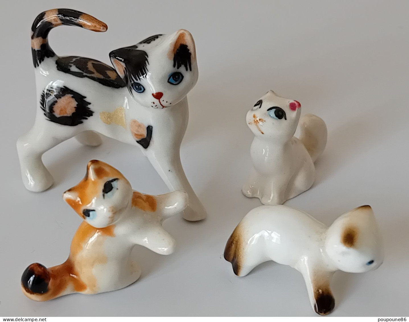 FEVE  - FEVES  (MINIATURES ?)    -  "MAMAN CHATTE ET SES TROIS CHATONS"   -         CHAT      CHATS - Dieren