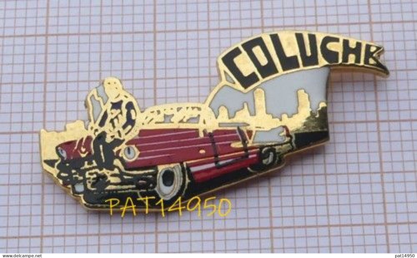 PAT14950 COLUCHE HUMORISTE ACTEUR  VOITURE AMERICAINE CADILLAC Rouge En Version EGF - Personaggi Celebri