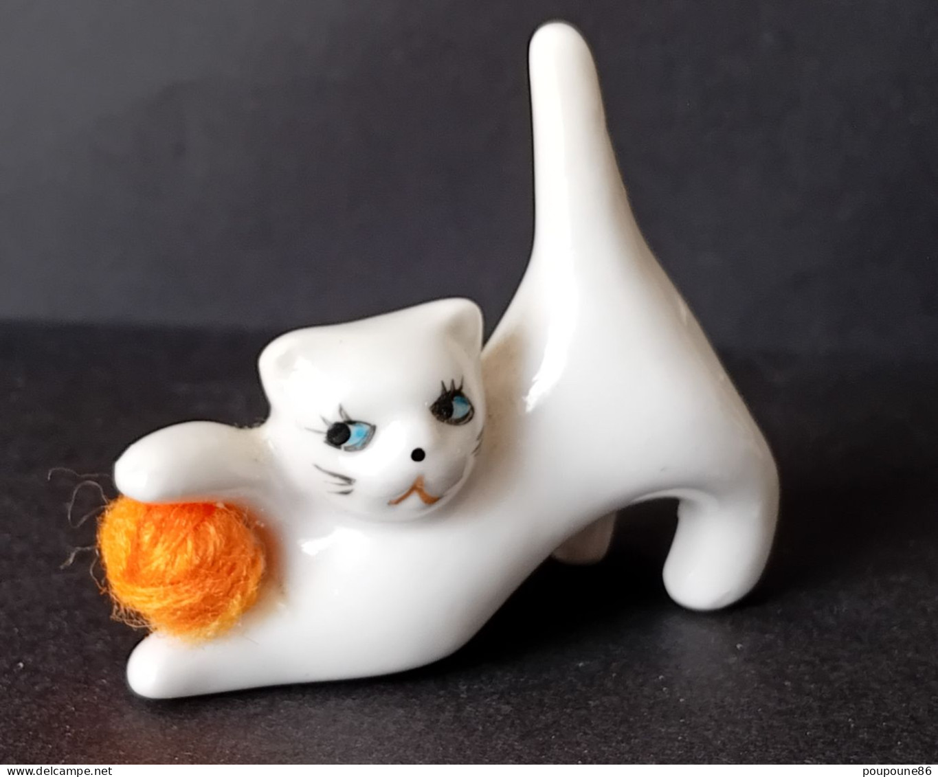 MINIATURE CHAT BLANC, JOUANT AVEC SA PELOTE DE LAINE ORANGE    (TROU DESSOUS) -  L 5 Cm - Poids 28 Gr - Tiere