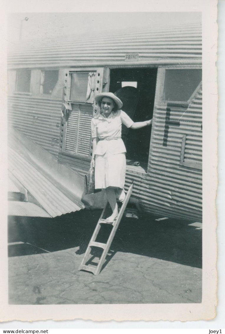 Photo Jeune Femme Qui Descend D'un Avion Junkers Ju- 52 - Luchtvaart