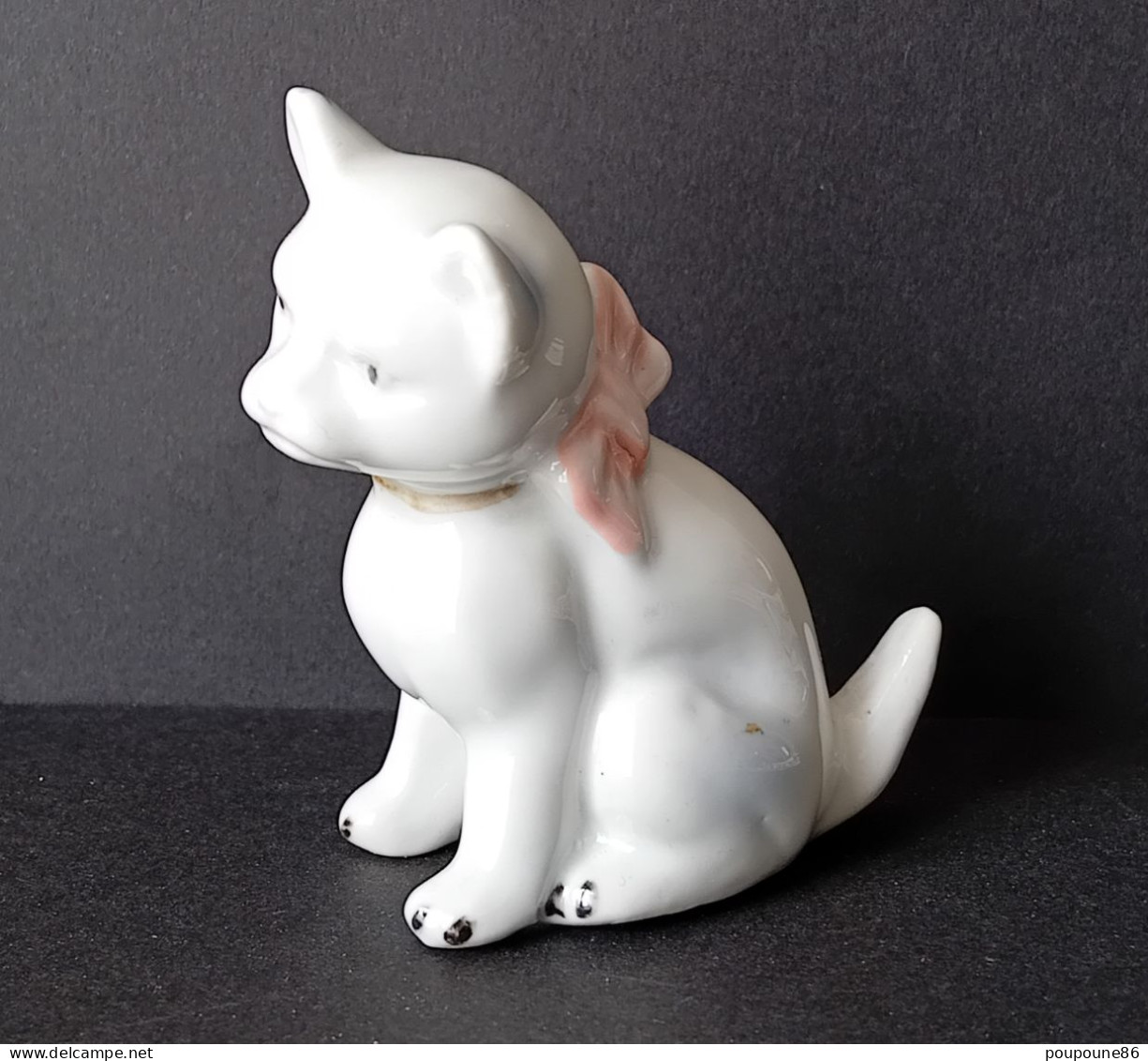 MINIATURE CHAT BLANC Et  RUBAN ROSE -   CREUSE - H 6 Cm - Poids 34 Gr - Animaux