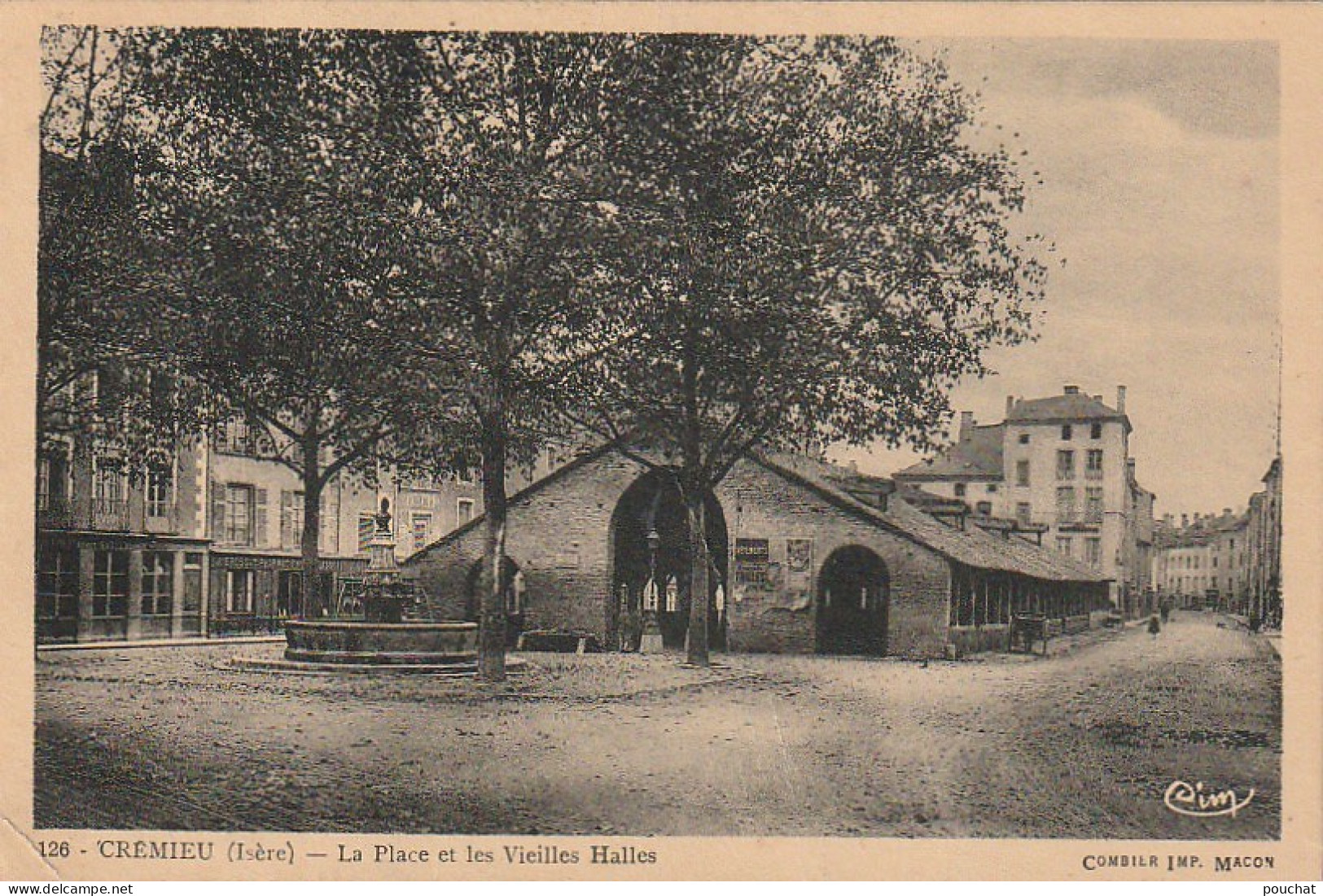 DE 14 -(38) CREMIEU  -  LA PLACE ET LES VIEILLES HALLES  - PHARMACIE -  2 SCANS - Crémieu