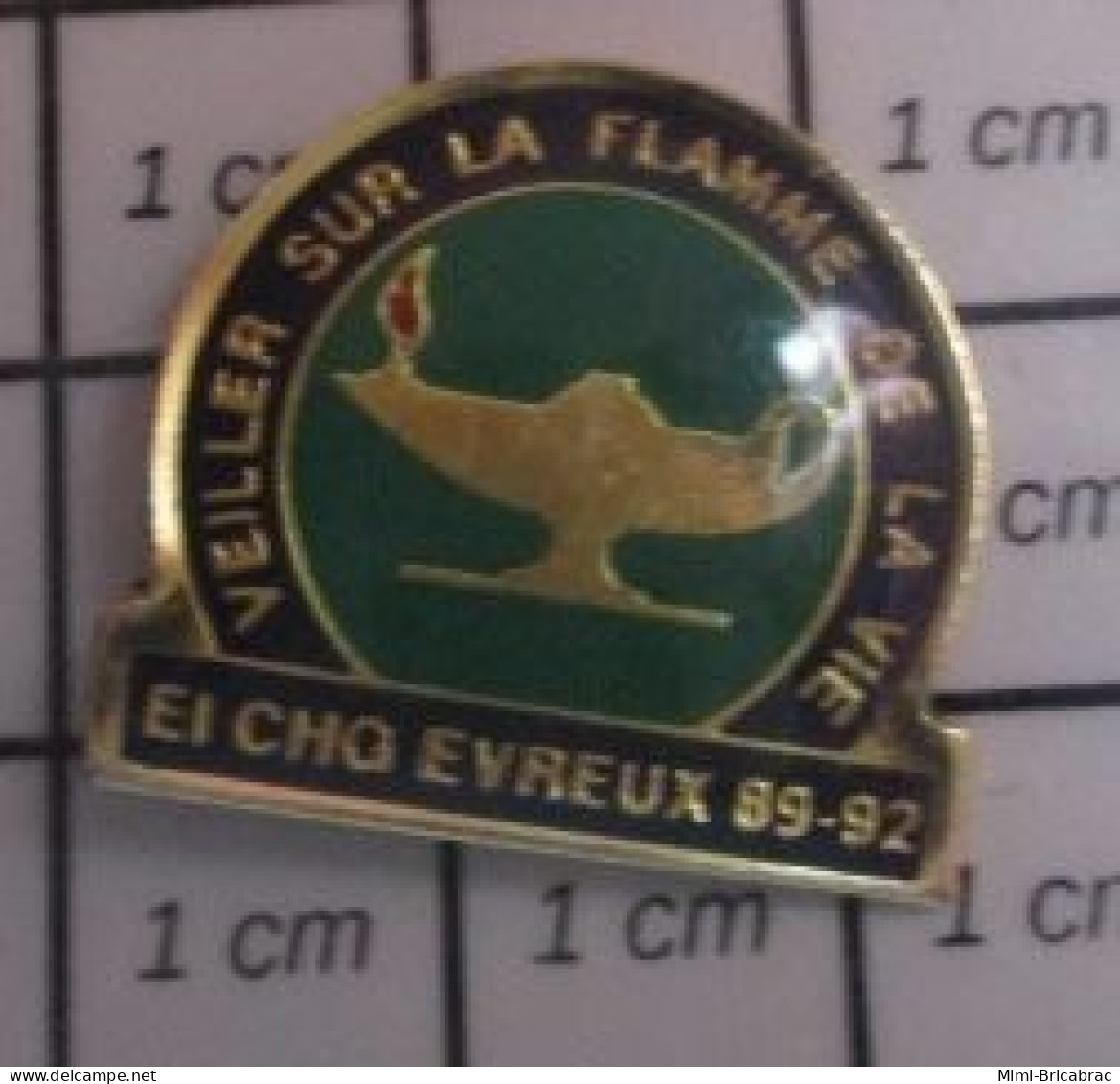 3517 Pin's Pins / Beau Et Rare / MEDICAL / LAMPE A HUILE CHG EVREUX VEILLER SUR LA FLAMME DE LA VIE - Geneeskunde