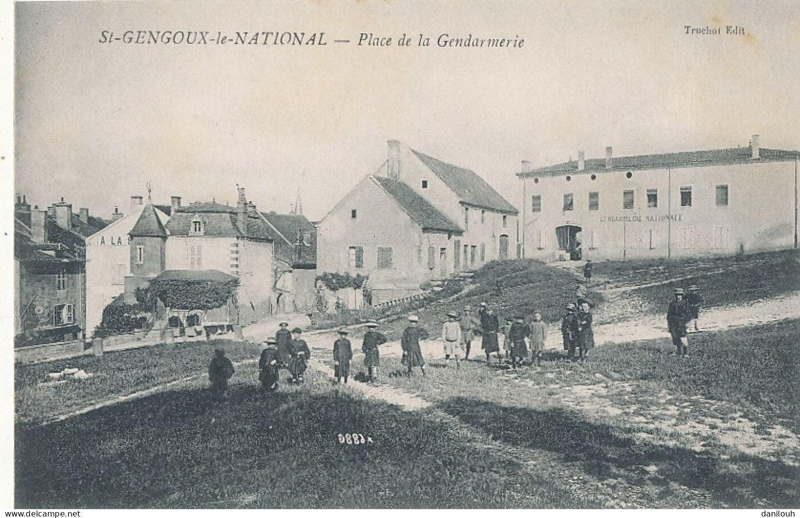 71 // SAINT GENGOUX LE NATIONAL   Place De La Gendarmerie   Edit Truchot - Otros & Sin Clasificación