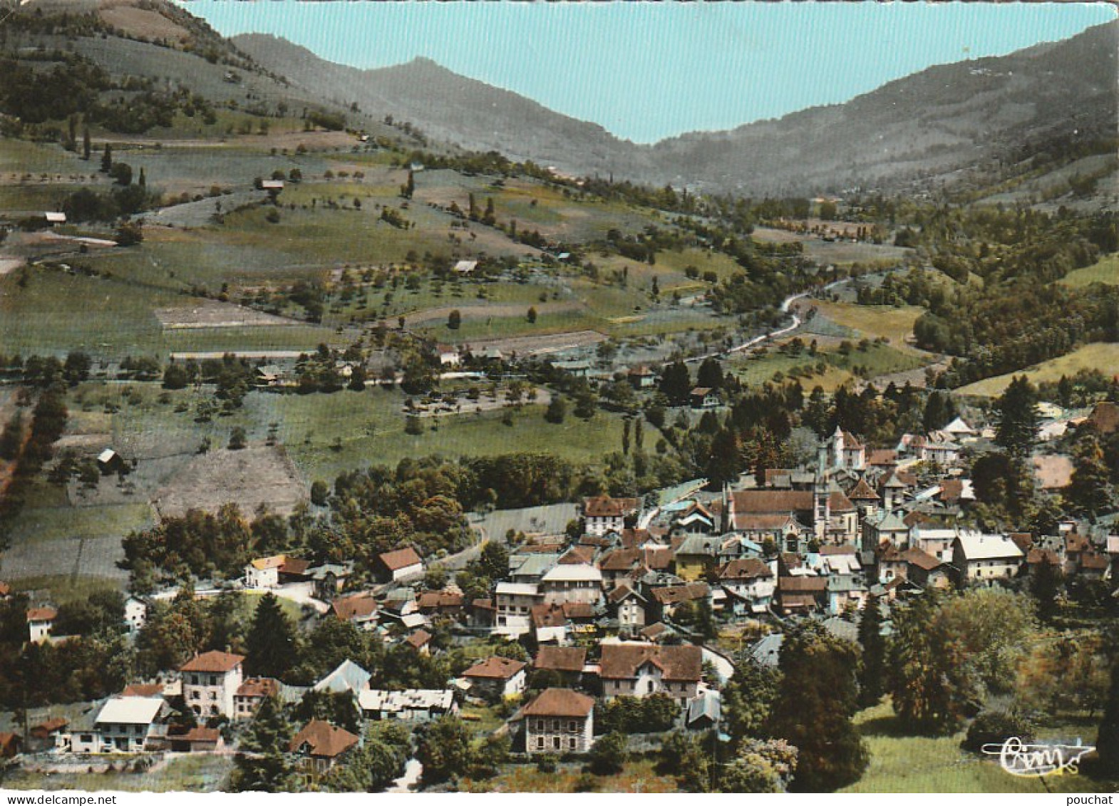 DE 15 -(38) THEYS -  VUE GENERALE AERIENNE -  LE CENTRE ET LE COL DU BARIOZ - CARTE COULEURS  -  2 SCANS - Theys