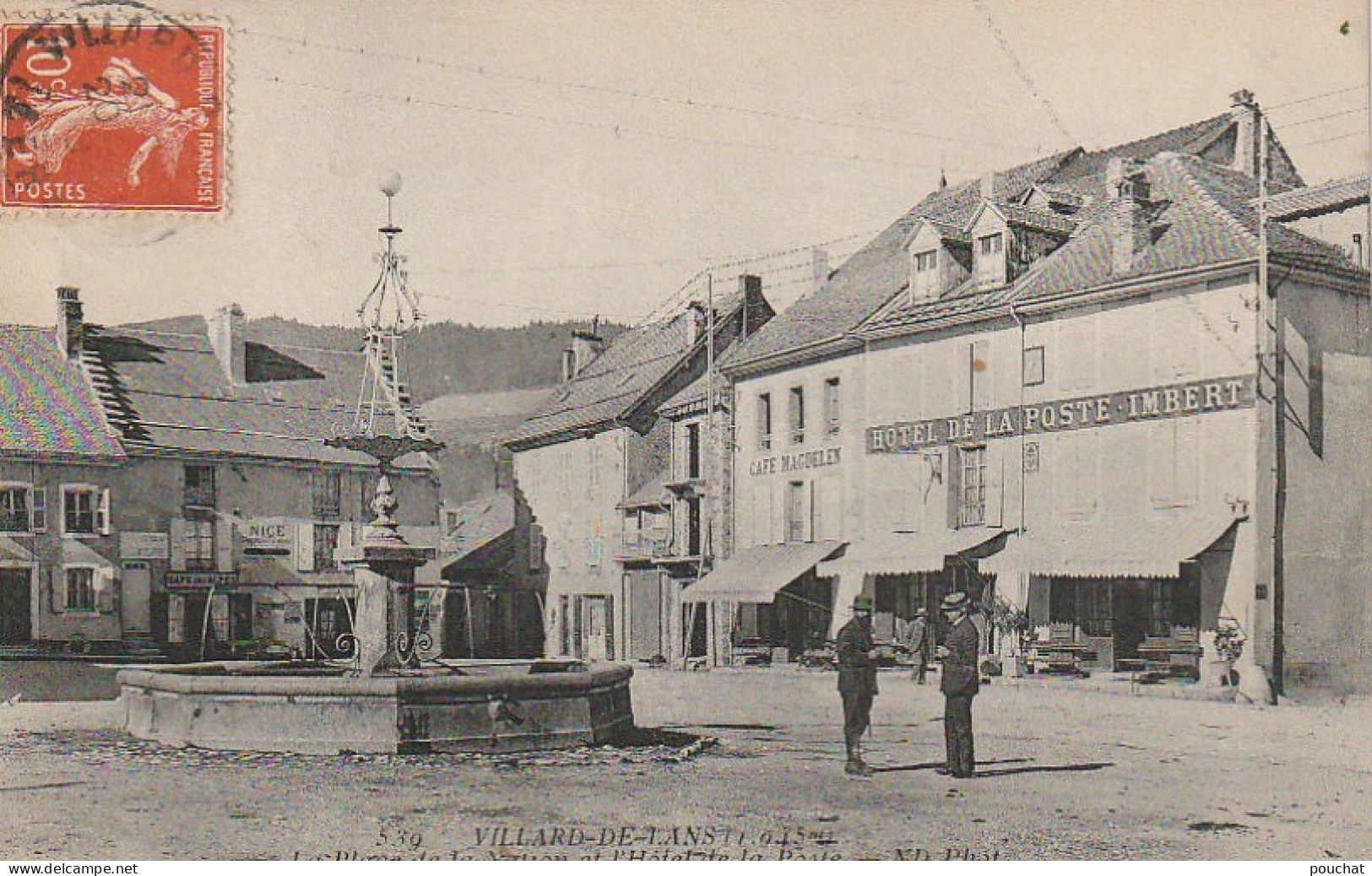 DE 16 -(38) VILLARD DE LANS  - LA PLACE DE LA NATION ET L ' HOTEL DE LA POSTE - CAFES - ANIMATION -   2 SCANS - Villard-de-Lans