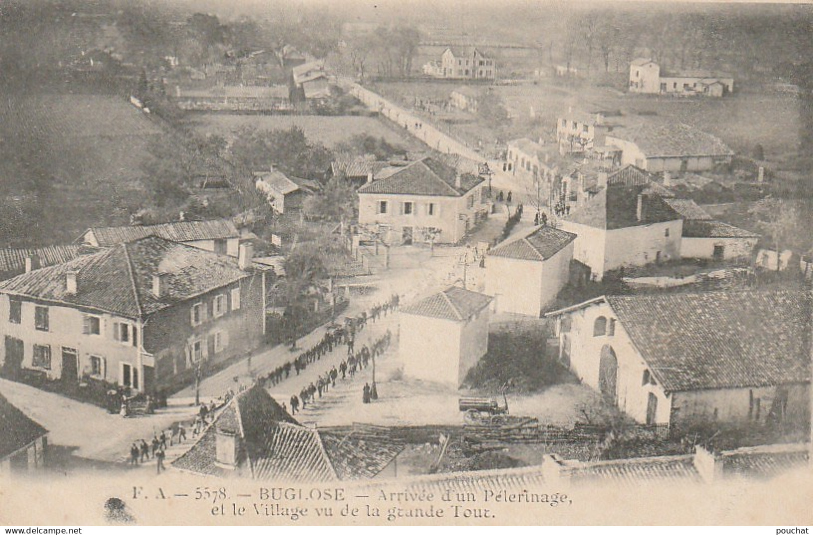 DE 18 -(40) BUGLOSE - ARRIVEE D' UN PELERINAGE ET LE VILLAGE VU DE LA GRANDE TOUR   -2 SCANS - Sonstige & Ohne Zuordnung