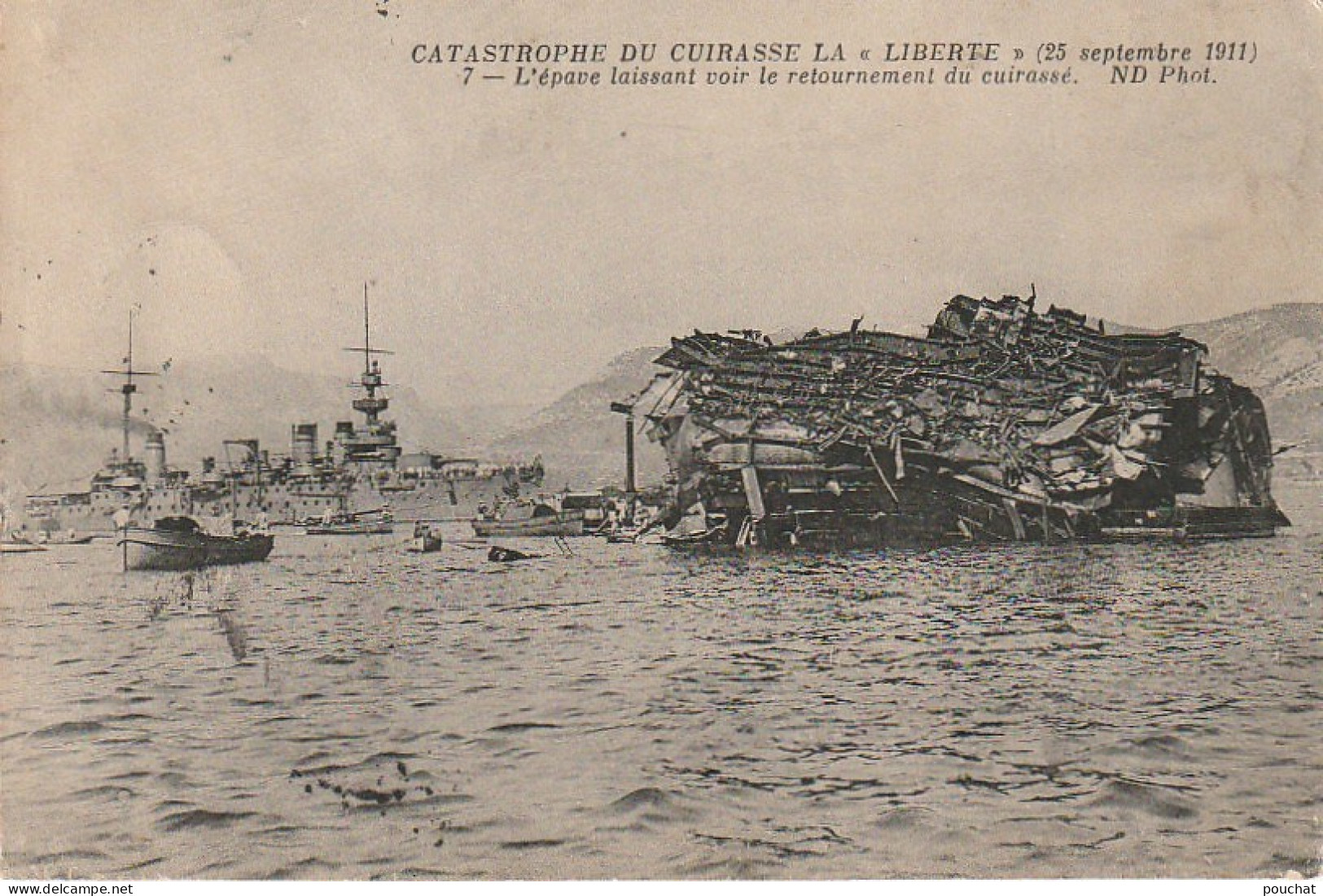 DE 3 - CATASTROPHE DU CUIRASSE LA " LIBERTE " ( 1911 ) - RETOURNEMENT DU CUIRASSE  - 2 SCANS - Guerre