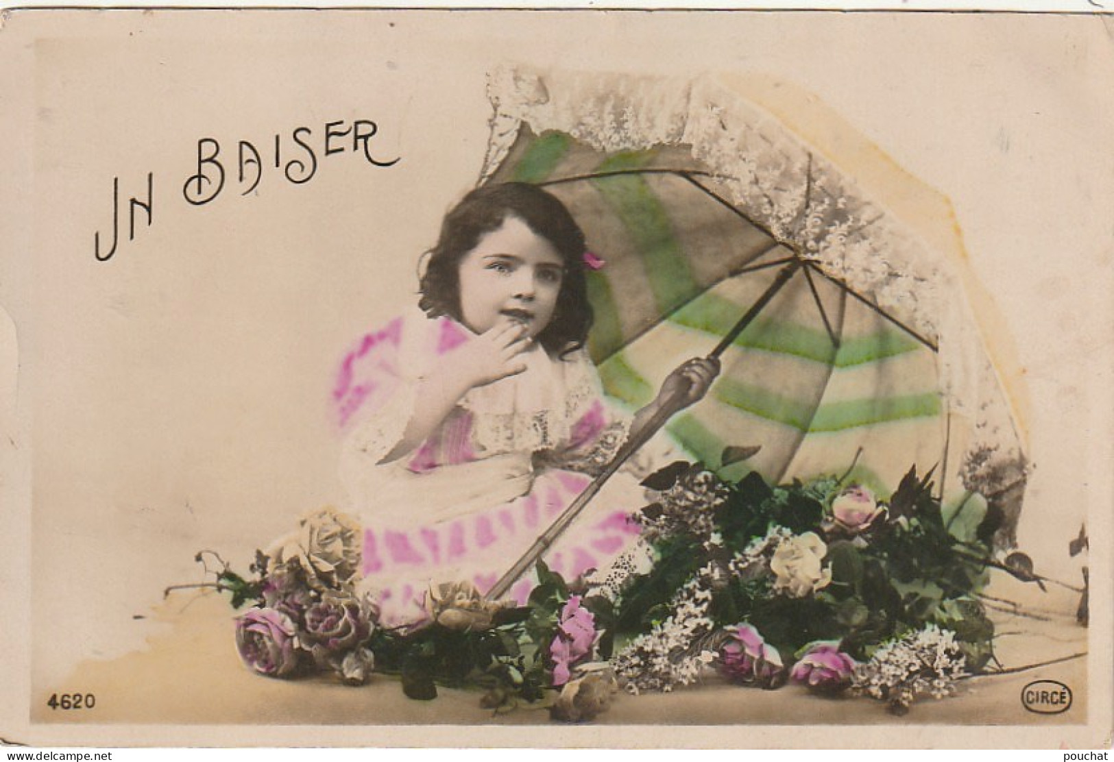 DE 1 - " UN BAISER "  - FILLETTE SUR TAPIS DE FLEURS ET AVEC OMBRELLE ENVOYANT UN BAISER  -  2 SCANS - Autres & Non Classés