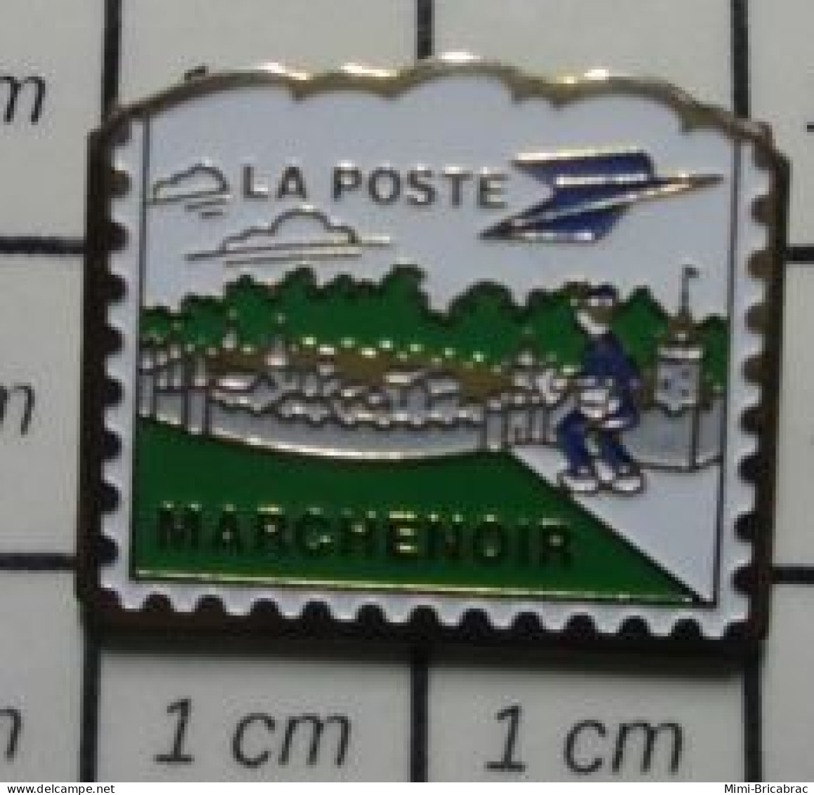 3517 Pin's Pins / Beau Et Rare / POSTES / LA POSTE MARCHENOIR EN FORME DE TIMBRE-POSTE - Correo