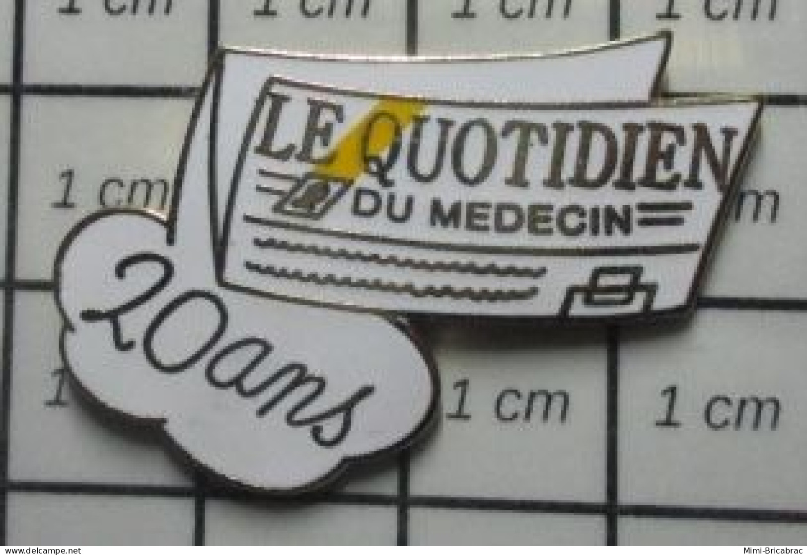 3517 Pin's Pins / Beau Et Rare / MEDIAS / REVUE JOURNAL 20 ANS LE QUOTIDIEN DU MEDECIN .. - Medios De Comunicación