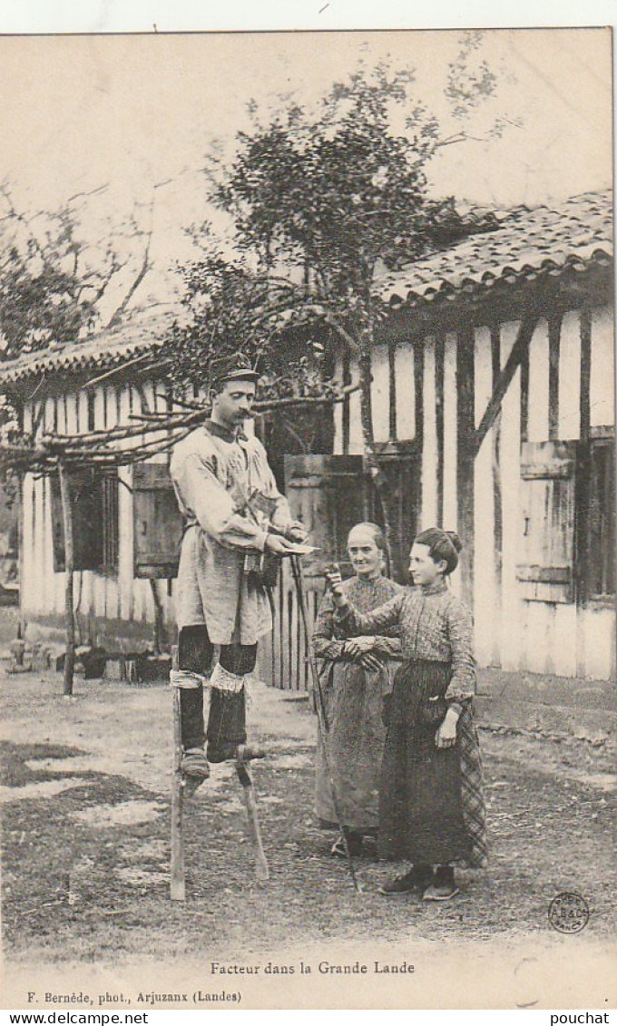 DE 24  -(40) FACTEUR DANS LA GRANDE LANDE - DISTRIBUTION DU COURRIER - PHOT. BERNEDE , ARJUZANX -  2 SCANS - Andere & Zonder Classificatie