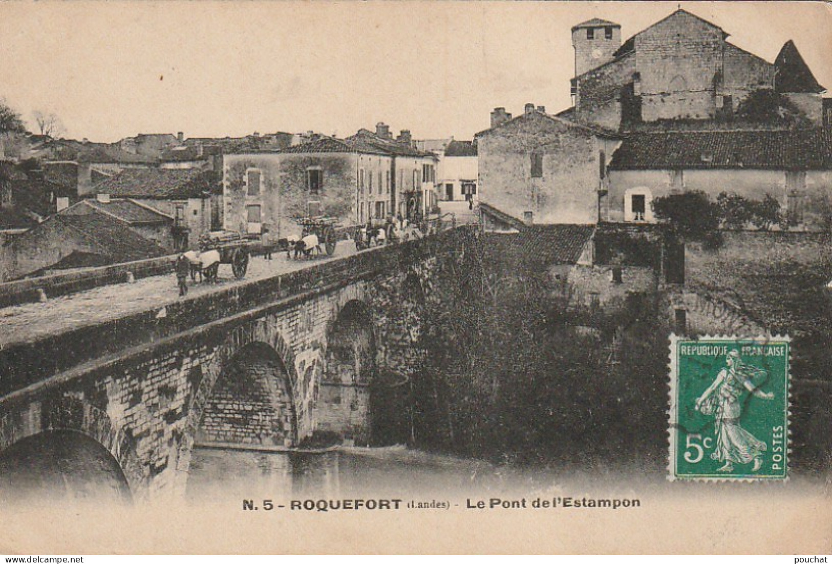 DE 24 -(40) ROQUEFORT  -  LE PONT DE L' ESTAMPON  - ANIMATION -  CARRIOLES AVEC  ATTELAGES  -  2 SCANS - Roquefort