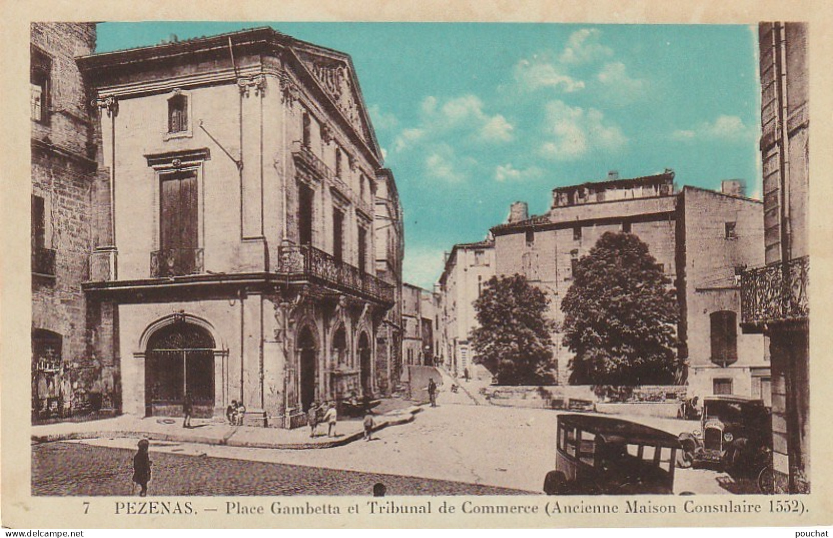 DE 5 -(34) PEZENAS  -  PLACE GAMBETTA ET TRIBUNAL DE COMMERCE - ANIMATION - AUTOMOBILES  - CARTE COLORISEE - 2 SCANS - Pezenas