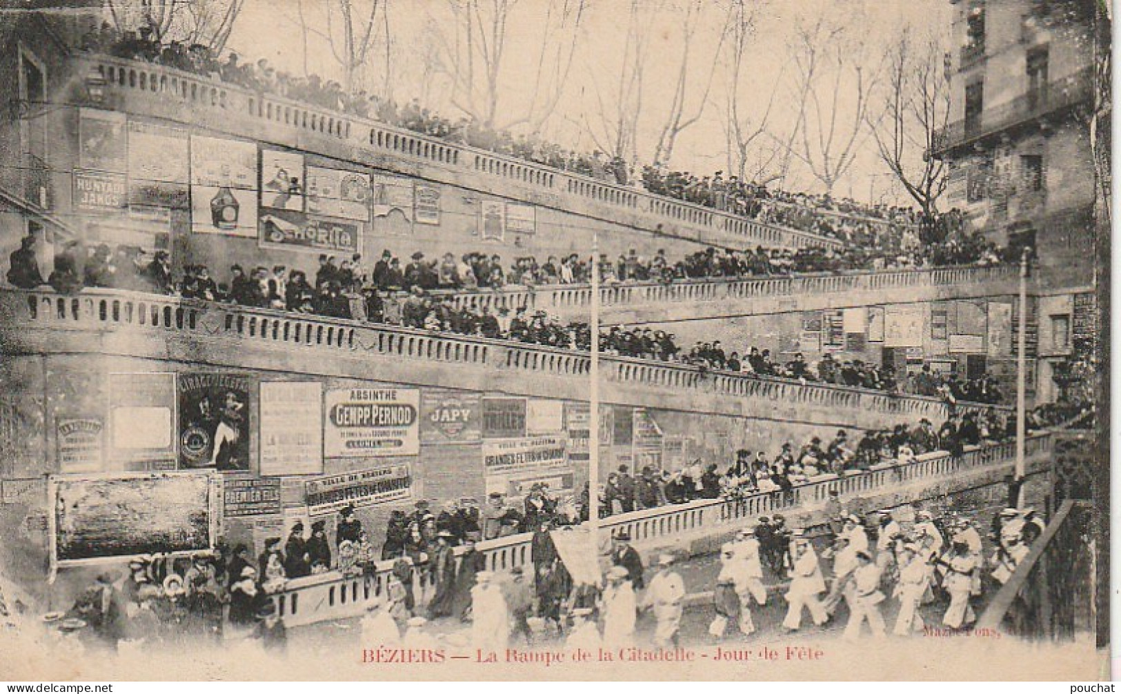 DE 6 -(34) BEZIERS  - LA RAMPE DE LA CITADELLE , JOUR DE FETE   - FANFARE , MUSICIENS ET SPECTATEURS  - 2 SCANS - Beziers