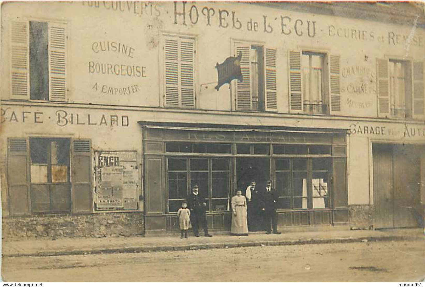 PHOTO DE GROUPE DEVANT LES COMMERCES. Café Billard. Hôtel De L'Ecu. Garage Pour Automobile - Otros & Sin Clasificación