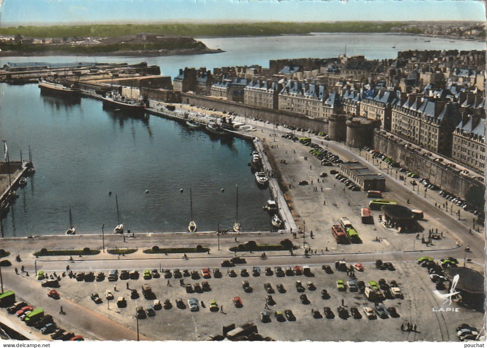 DE 8 -(35) SAINT MALO  -  LE BASSIN DES YACHTS ET LA GRANDE PORTE  - VUE AERIENNE - AUTOMOBILES , AUTOCARS  -  2 SCANS - Saint Malo