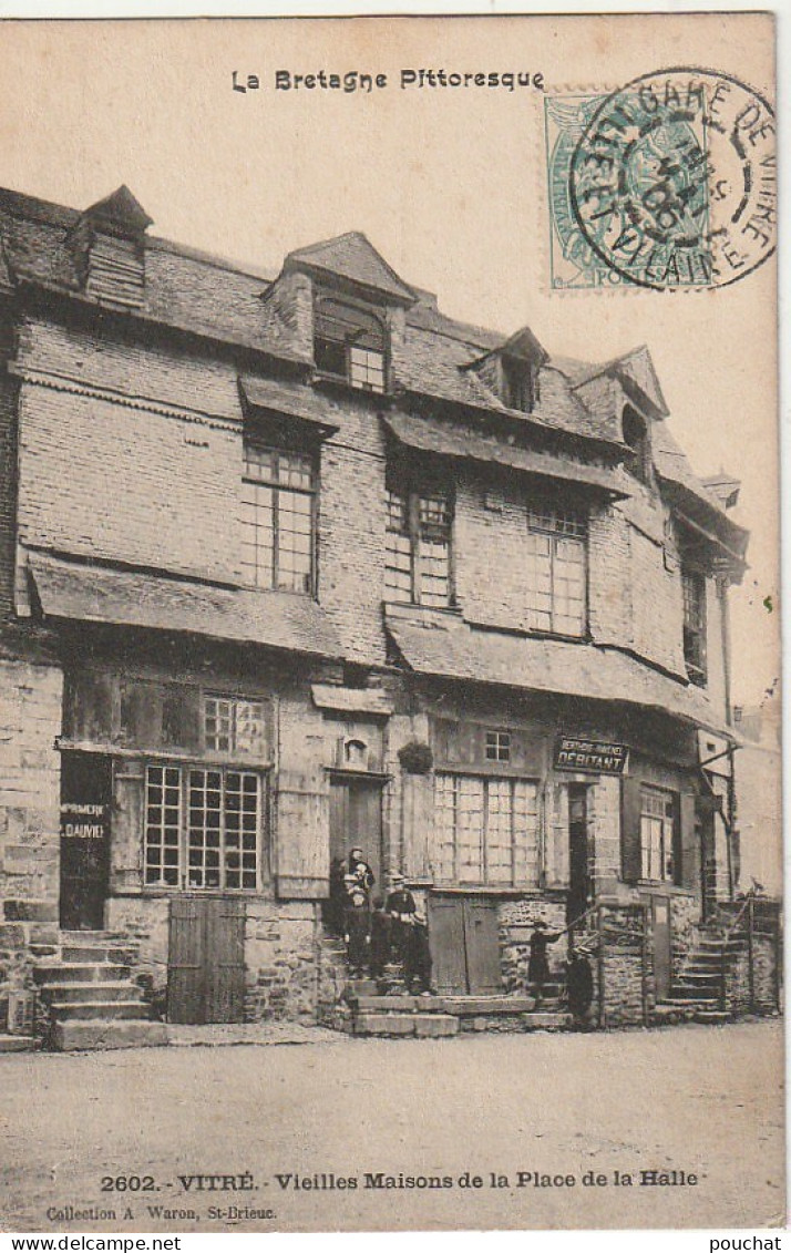 DE 8 -(35) VITRE - VIEILLES MAISONS DE LA PLACE DE LA HALLE  - GROUPE D ' ENFANTS  -  2 SCANS - Vitre