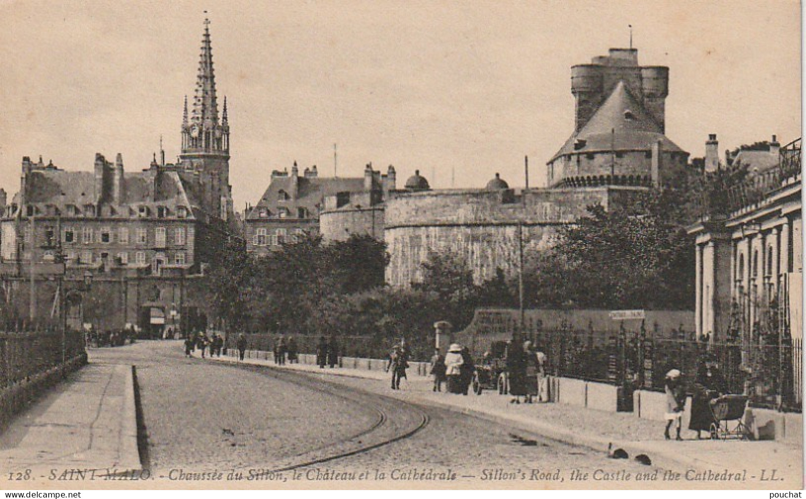 DE 8 -(35) SAINT MALO  - CHAUSSEE DU SILLON , LE CHATEAU ET LA CATHEDRALE  - ANIMATION - 2 SCANS - Saint Malo