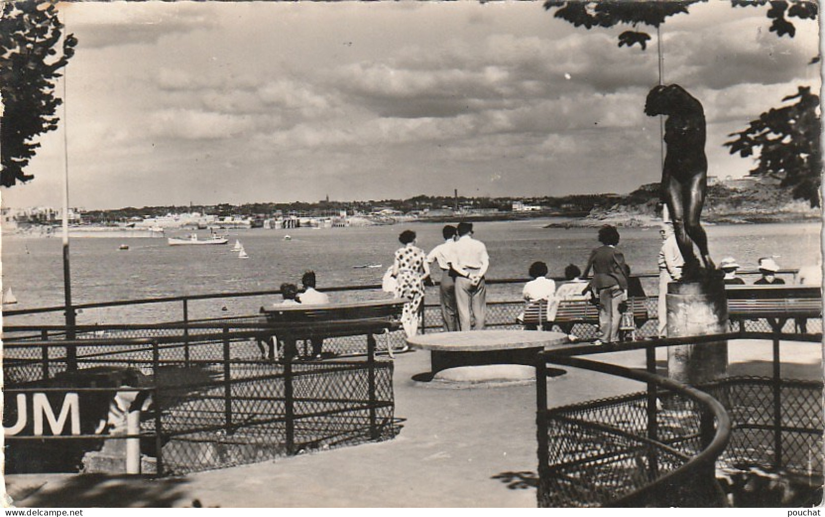 DE 9 -(35) DINARD - VUE SUR ST MALO ET ST SERVAN  - PROMENEURS  -  2 SCANS - Dinard