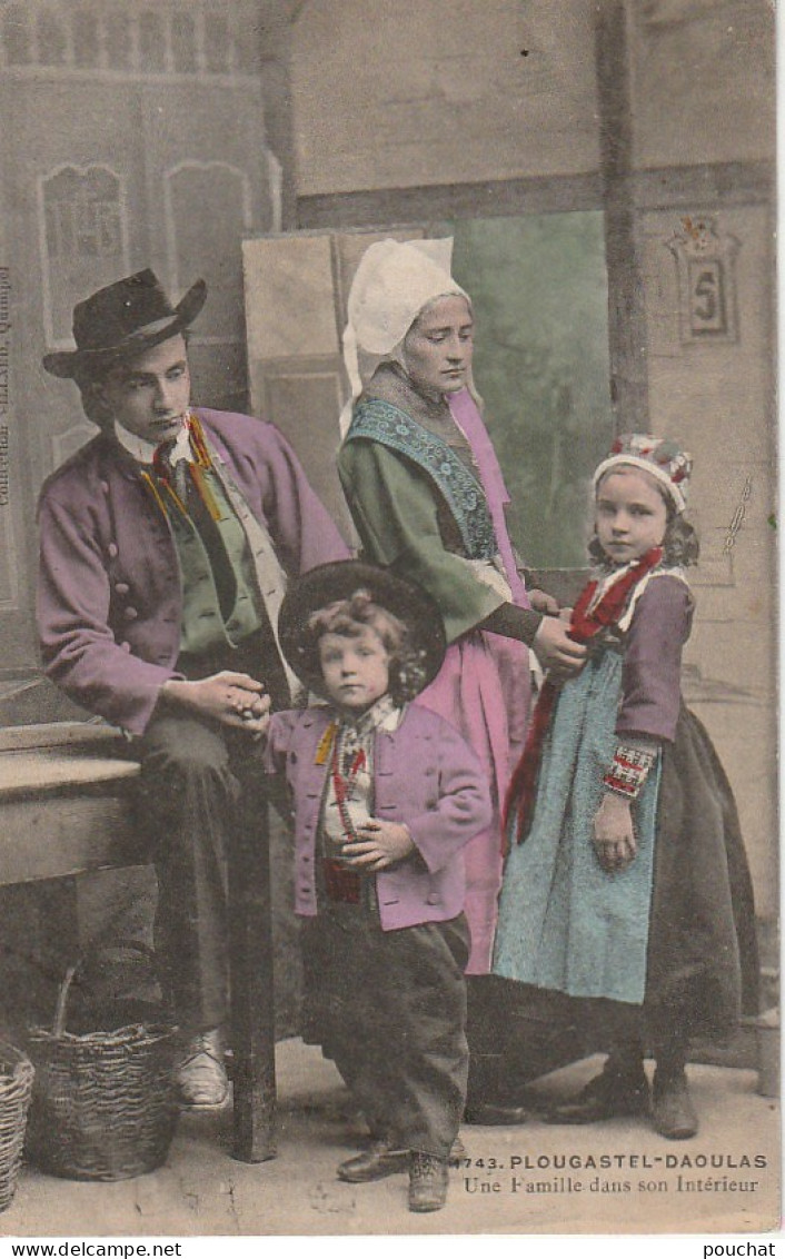 DE 9 -(35) PLOUGASTEL DAOULAS - UNE FAMILLE DANS SON INTERIEUR - PARENTS ET LEURS ENFANTS -  CARTE COLORISEE  -  2 SCANS - Trachten