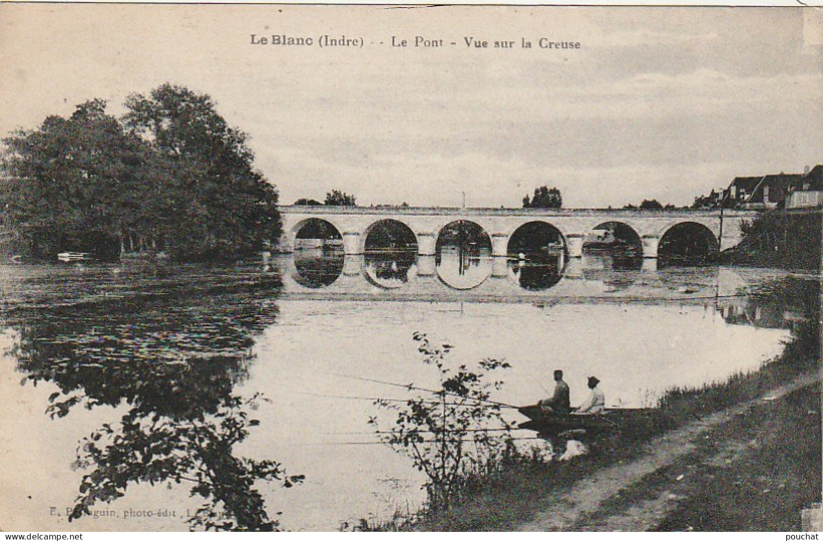 DE 10 -(36) LE BLANC  -  LE PONT - VUE SUR LA CREUSE  -  BARQUE AVEC PECHEURS  -  2 SCANS - Le Blanc