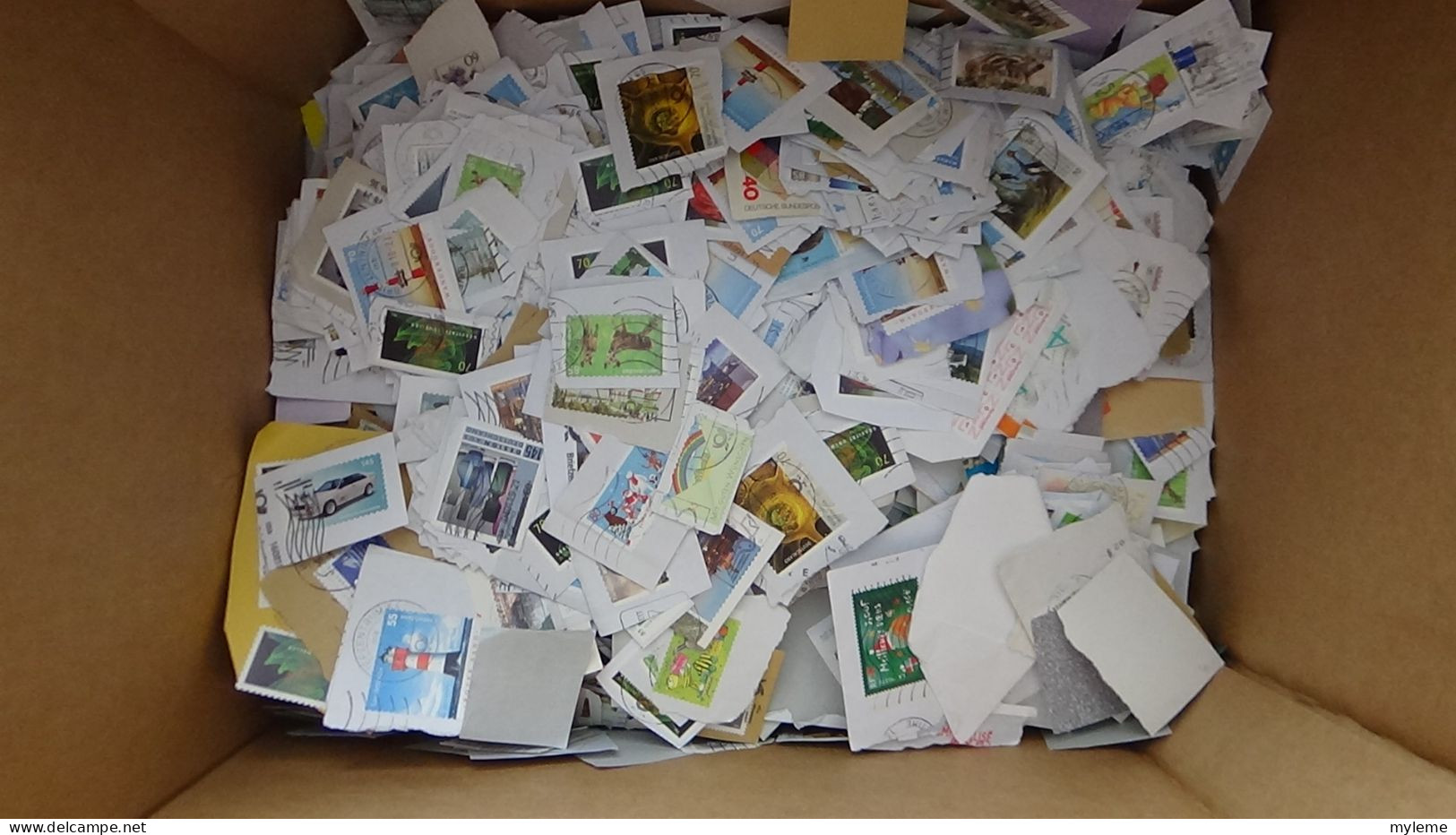 BC002 Carton  6,8 kg de timbres sur fragments de divers pays . Du bon temps à passer.
