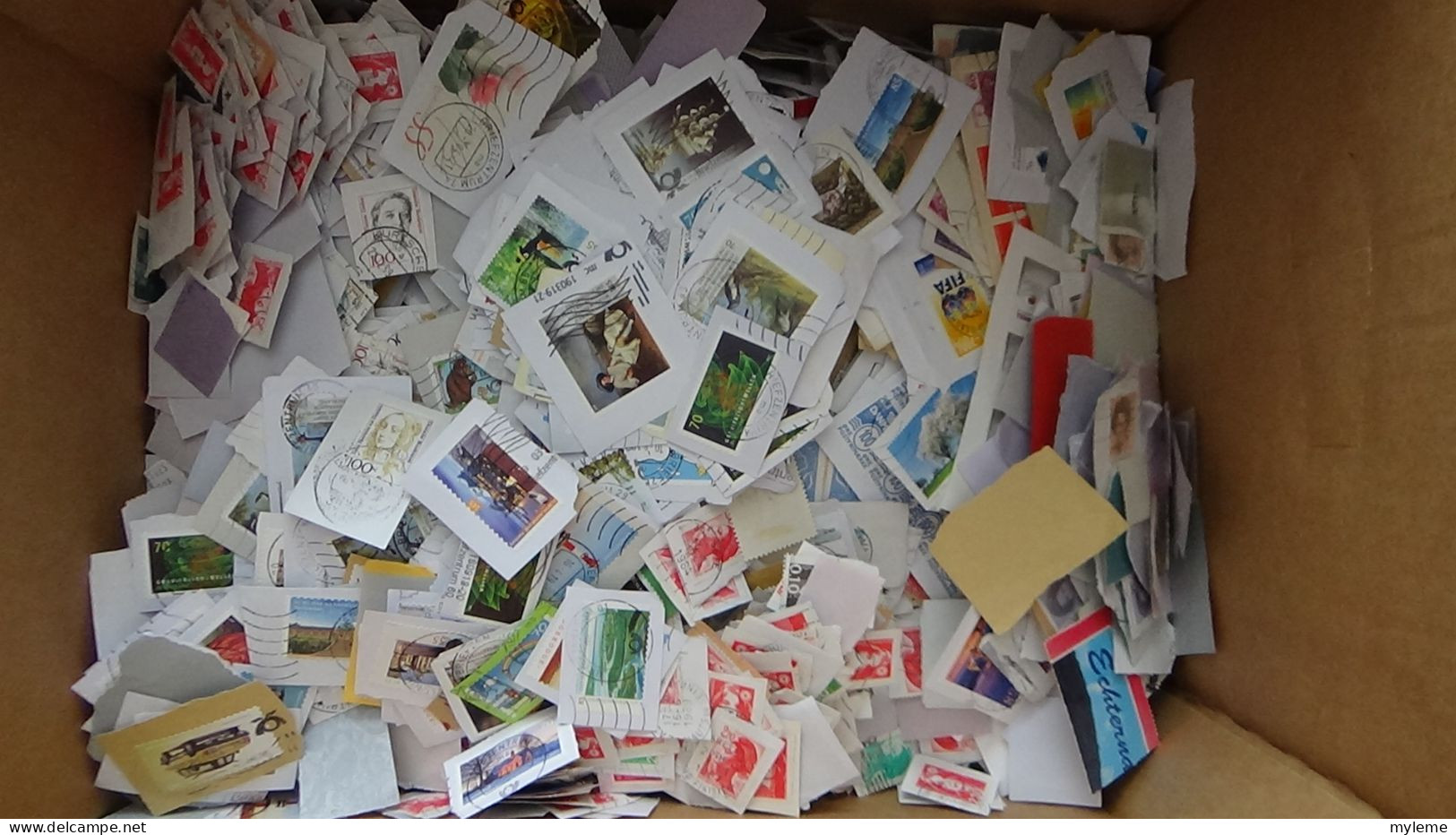 BC002 Carton  6,8 kg de timbres sur fragments de divers pays . Du bon temps à passer.