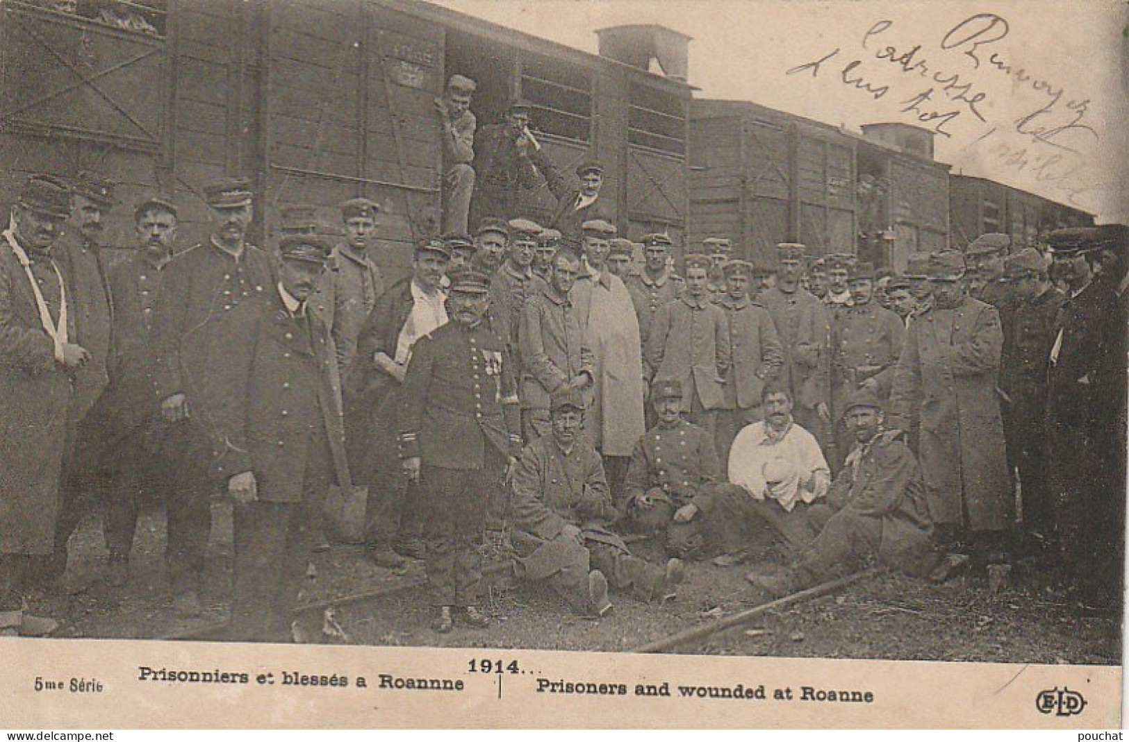 EP 1  -(42) GUERRE 1914 - PRISONNIERS ET BLESSES A ROANNE  -  WAGONS -  2 SCANS - Roanne