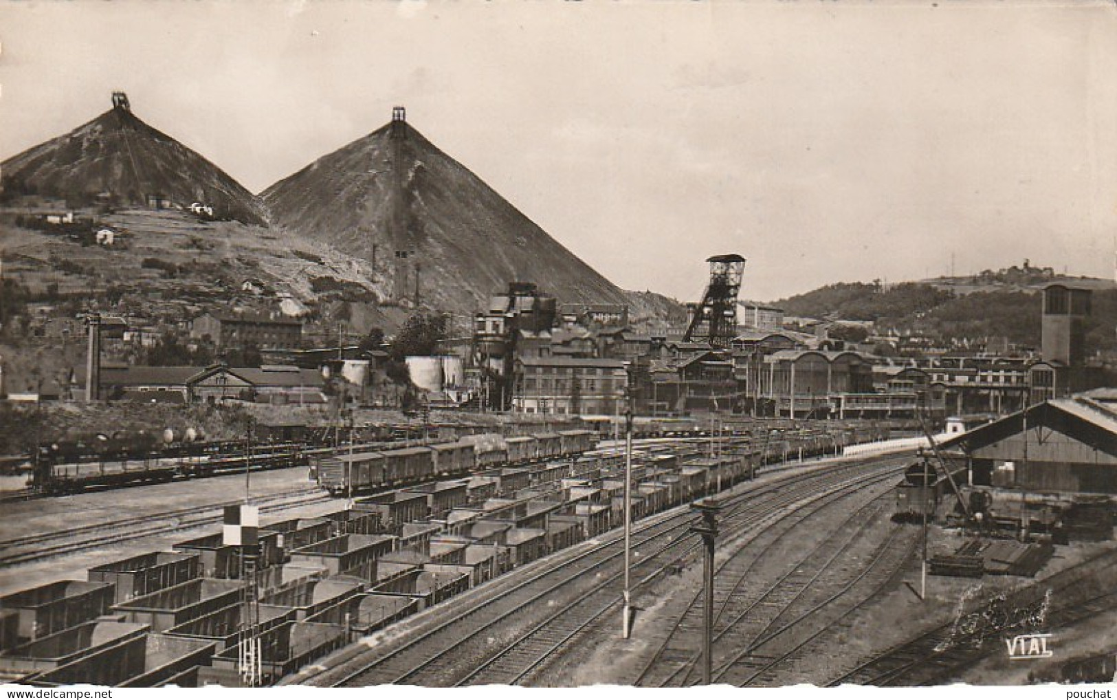 EP 2 -(42 ) SAINT ETIENNE  -  PUITS DE MINES DE CHARBON " COURIOT ET CHATELUS " - WAGONS , WAGONNETS  -   2 SCANS - Saint Etienne