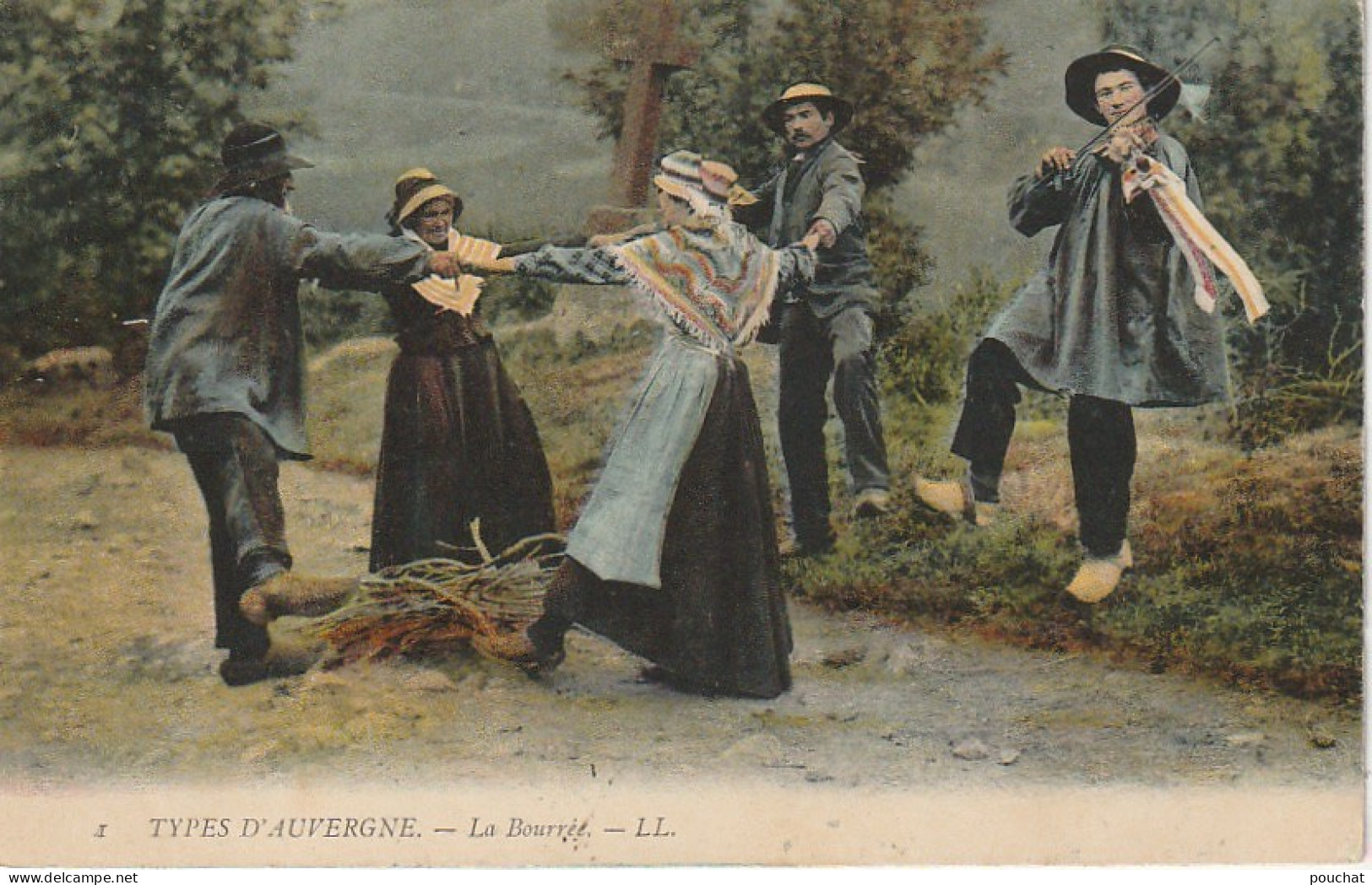 EP 5 - TYPES D' AUVERGNE - LA BOURREE -  COUPLES DE DANSEURS - JOUEUR DE VIOLON  - CARTE COLORISEE  -   2 SCANS - Bailes