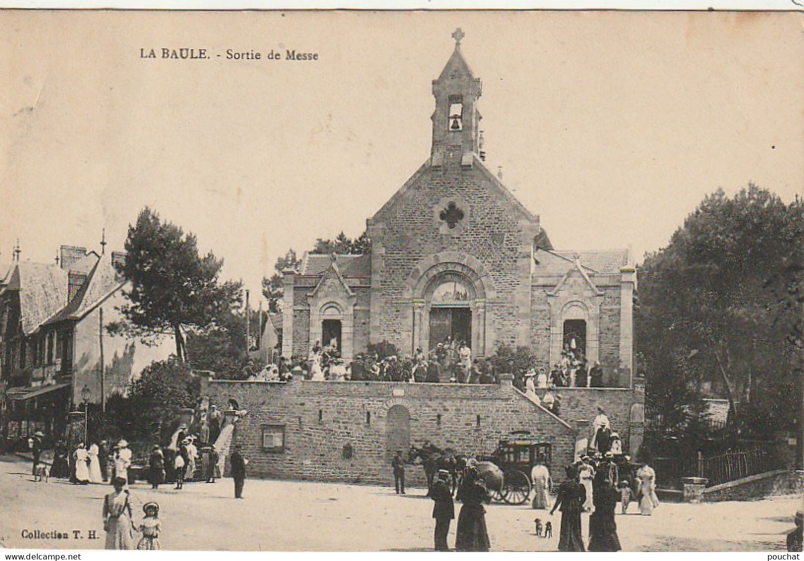 EP 6  -(44) LA BAULE  -  SORTIE DE MESSE  -  FIDELES SUR LE PARVIS -  CALECHE  - 2 SCANS - La Baule-Escoublac