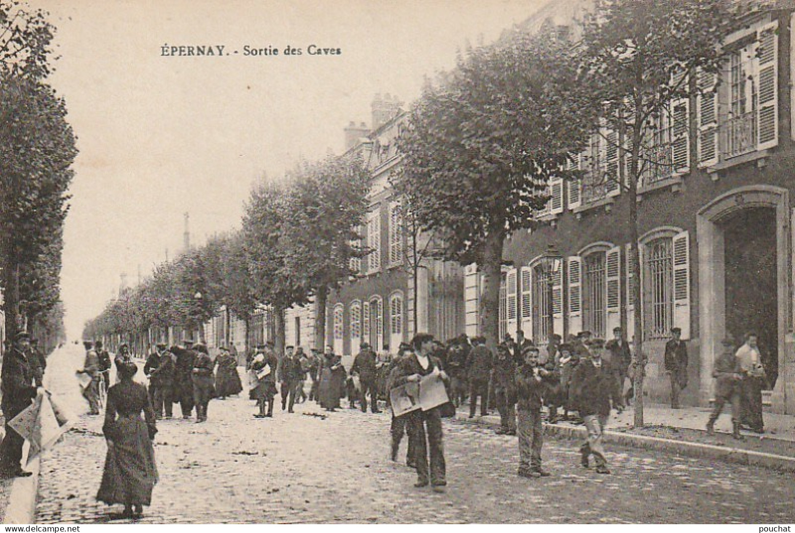 EP 24 -(51) EPERNAY  -  SORTIE DES CAVES  -  OUVRIERS , EMPLOYES  - 2 SCANS - Epernay