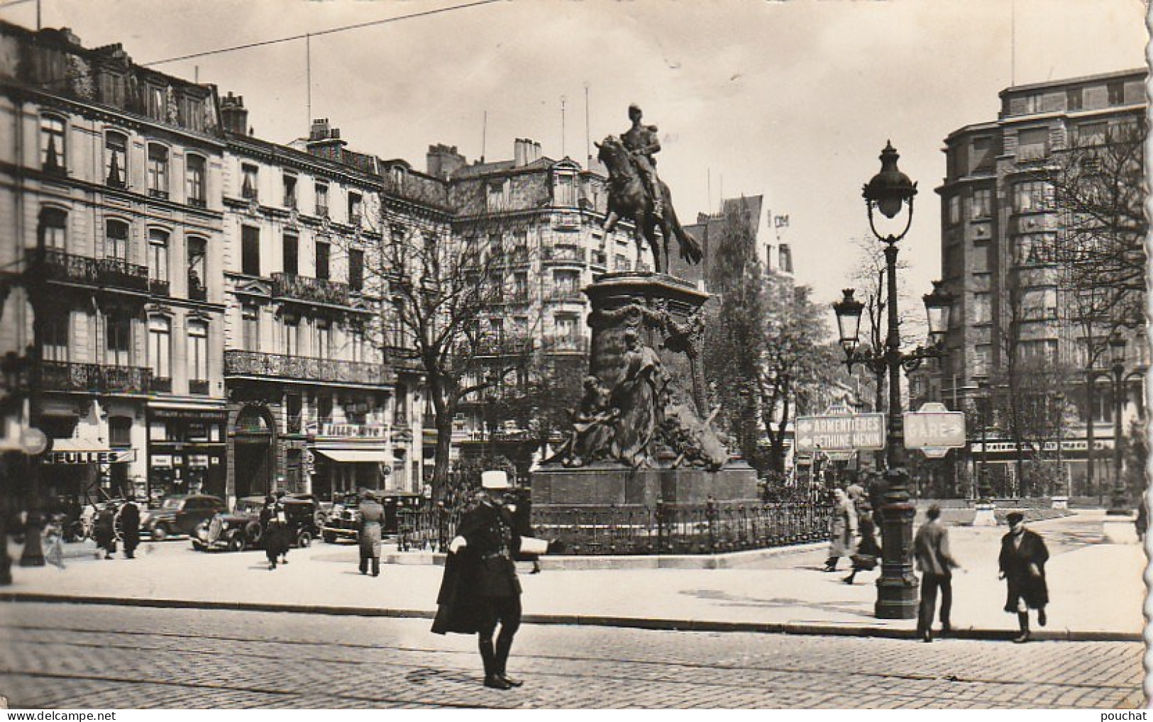 FI 26 -(59) LILLE  -  PLACE RICHEBE  - LA STATUE DU GENERAL FAIDHERBE - ANIMATION - AGENT DE LA CIRCULATION  - 2 SCANS - Lille