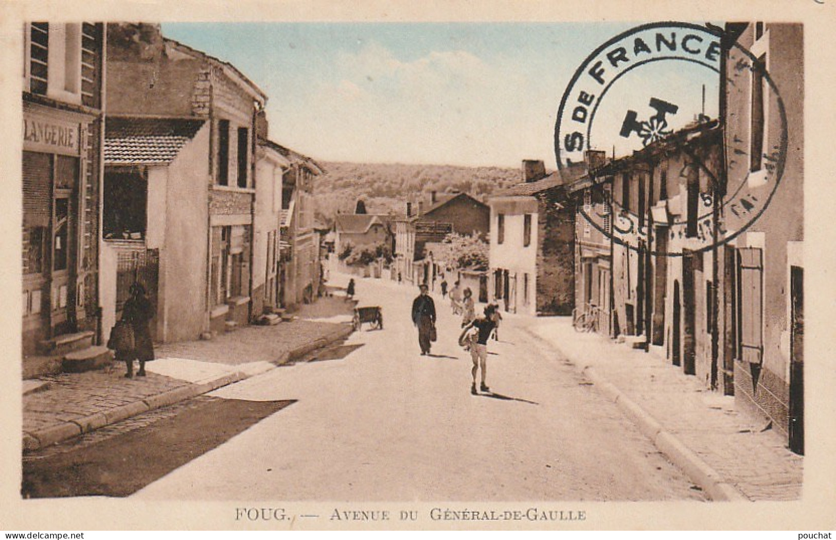 FI 4 -(54) FOUG  - AVENUE DU GENERAL DE GAULLE - CARTE COLORISEE - TAMPON  SCOUTS DE FRANCE  - Foug