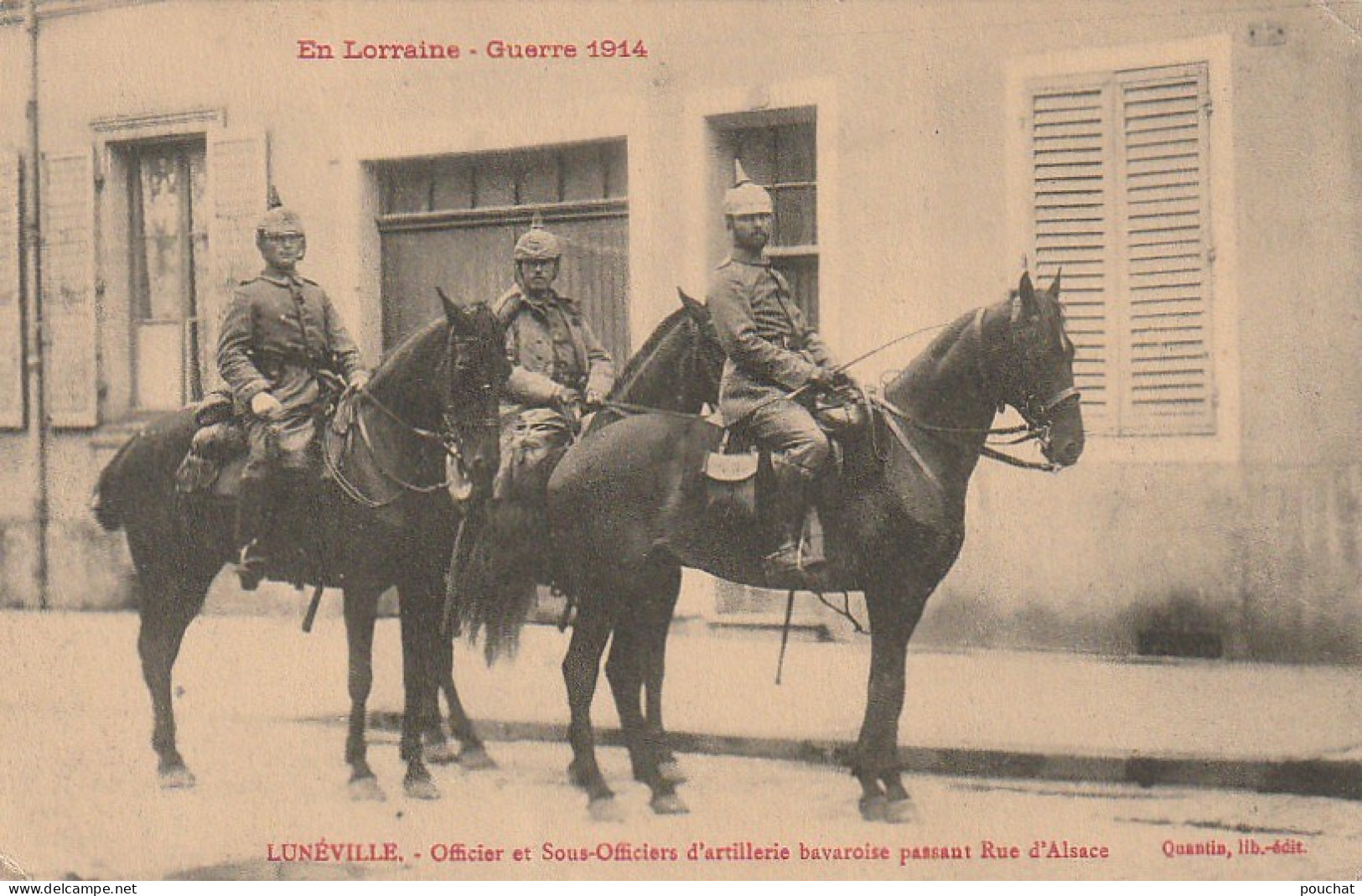 FI 4 -(54) GUERRE 1914  - LUNEVILLE - OFFICIER ET SOUS OFFICIERS D'ARTILLERIE BAVAROIS PASSANT RUE D' ALSACE  -  2 SCANS - Luneville