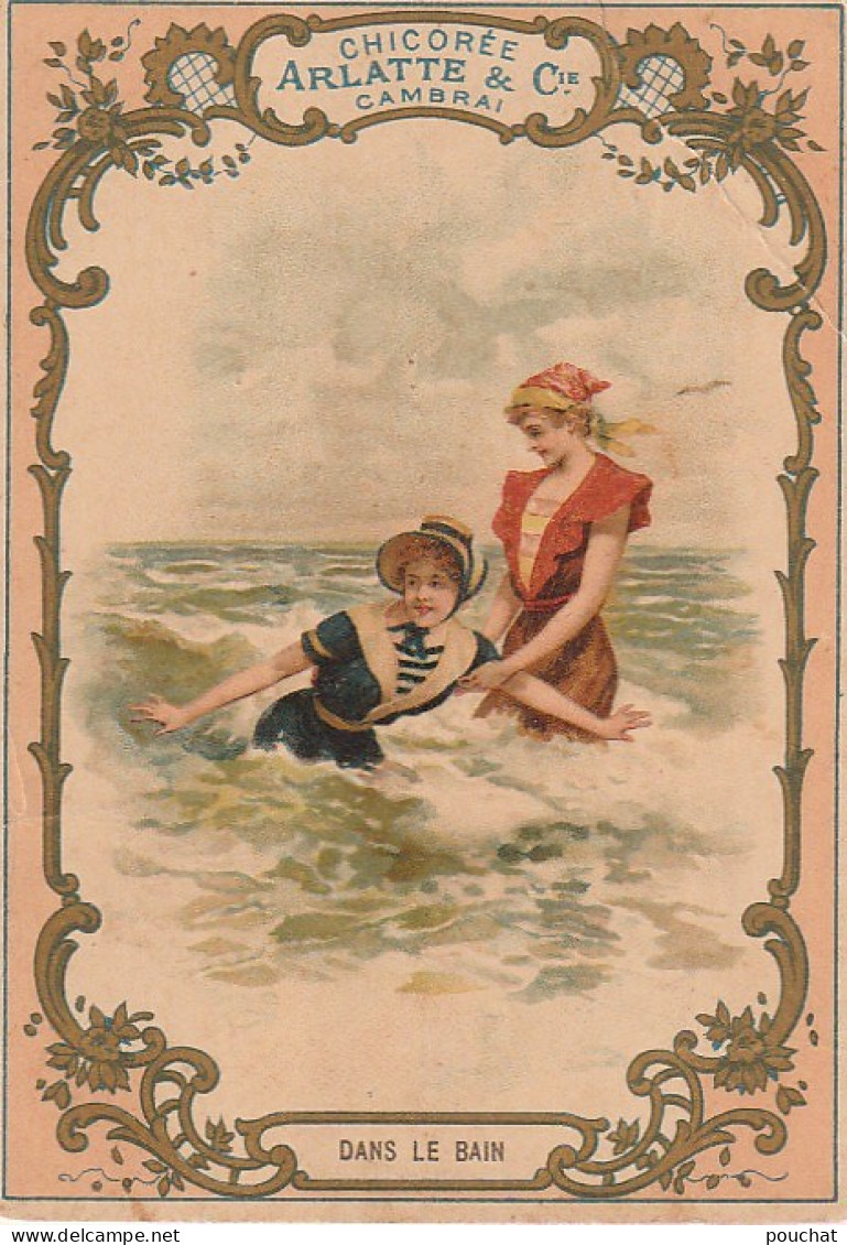 FI 5  - " DANS LE BAIN "- CHROMO PUBLICITAIRE CHICOREE ARLATTE , CAMBRAI - JEUNES FILLES DANS LES VAGUES -VOLUTES DOREES - Tea & Coffee Manufacturers