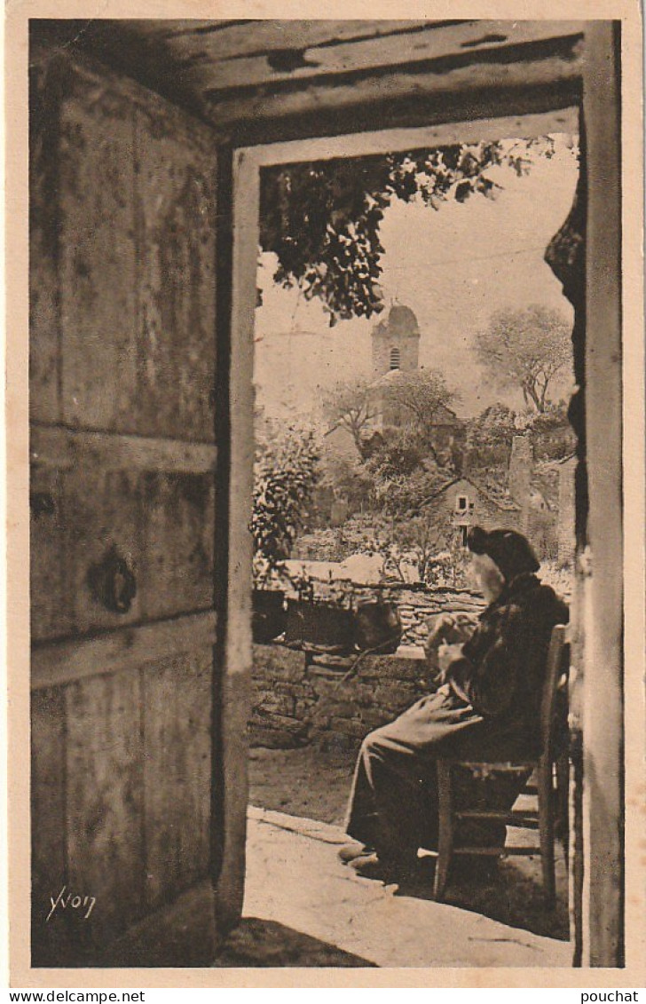 EP 18 -(48) GORGES DU TARN  - LA MALENE - LA VIEILLE EGLISE - VIEILLE FEMME  SUR LE PAS DE PORTE  -  2 SCANS - People