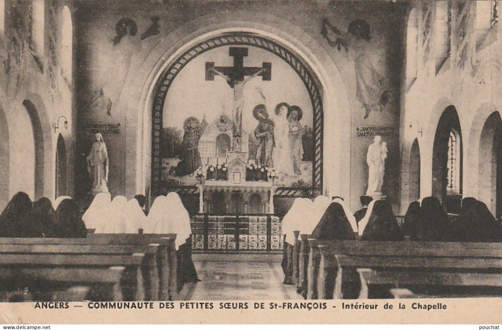 EP 20 -(49) ANGERS -  COMMUNAUTE DES PETITES SOEURS DE ST FRANCOIS -  INTERIEUR DE LA CHAPELLE - RELIGIEUSES -  2 SCANS - Angers