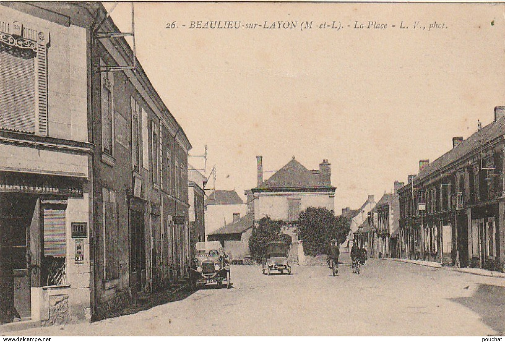 EP 20 -(49) BEAULIEU  SUR LAYON  -  LA PLACE - ANIMATION - CYCLISTES   -   AUTOMOBILES   -  2 SCANS - Other & Unclassified